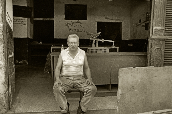 Luís Barreira Tienda - Havana, 1997 Fotografia Gelatin Silver print Série: CUBA'97 Exposição na Galeria Imargem - Almada, 1999 Publicação em Livro (Depósito Legal 144 759/99) arquivo: F_311_7275, 1997