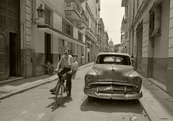 Luís Barreira Havana, 1997 Fotografia Gelatin Silver print Série: CUBA'97 Exposição na Galeria Imargem - Almada, 1999 Publicação em Livro (Depósito Legal 144 759/99) arquivo: F_311_7279, 1997
