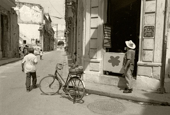 Luís Barreira "La Empresa" Havana, 1997 Fotografia Gelatin Silver print Série: CUBA'97 Exposição na Galeria Imargem - Almada, 1999 Publicação em Livro (Depósito Legal 144 759/99) arquivo: F_311_7280, 1997