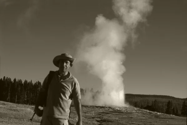 me by my cousin, 2002 "Old Faithful" Geyser Old Faithful no Parque Nacional de Yellowstone Wyoming, USA. Fotografia arquivo: Slide_20964, 2002