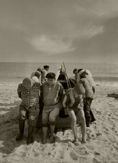 Luís Barreira Pescadores, 1988 série: street photography Fotografia Gelatin Silver print arquivo: 1988_FOLIO_041_490
