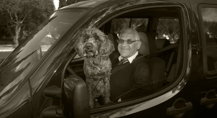 Luís Barreira retrato domingueiro com cão à janela Lisboa, 2010 série: Street Photography Fotografia arquivo: 2010_04_03_NIK_0047