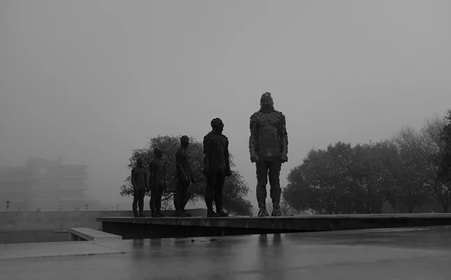 Luís Barreira “Homem Muralha”, 2018 escultura de Pedro Pires , 2008 Parque das Nações, Lisboa série: no parque Fotografia arquivo: 2018_12_05_DSCF1100