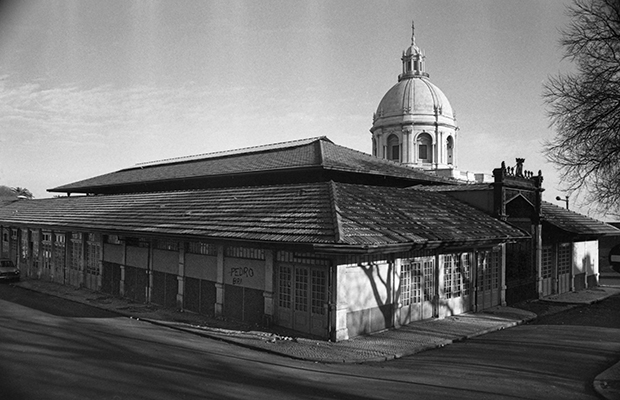 Luís Barreira Campo de Santa Clara, Lisboa, 1989 série: Lisboa Fotografia Gelatin Silver print arquivo: 1989_FOLIO_077_15743