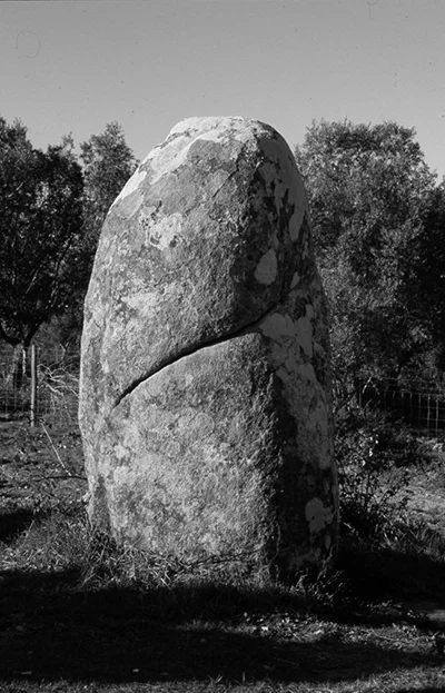 Luís Carvalho Barreira Menhir do Almendres, 1999 série: Fotografia Gelatin Silver print arquivo: 1999_FOLIO_434_653 câmara: Nikon FM2