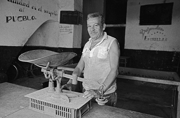 Luís Carvalho Barreira Loja Havana série: Cuba’97 Fotografia Gelatin Silver print Fotografia arquivo: 1997_FOLIO_314_7352