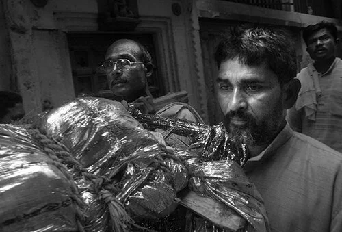 Luís Carvalho Barreira Enterro em Varanasi, 2008 serie: street photography Fotografia arquivo: 2008_08_15_NIK_0096 câmara: Nikon D200