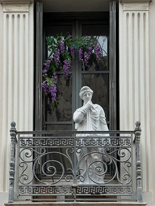 menina que est&aacute; &agrave; janela, 26
📸 @lcbphotos