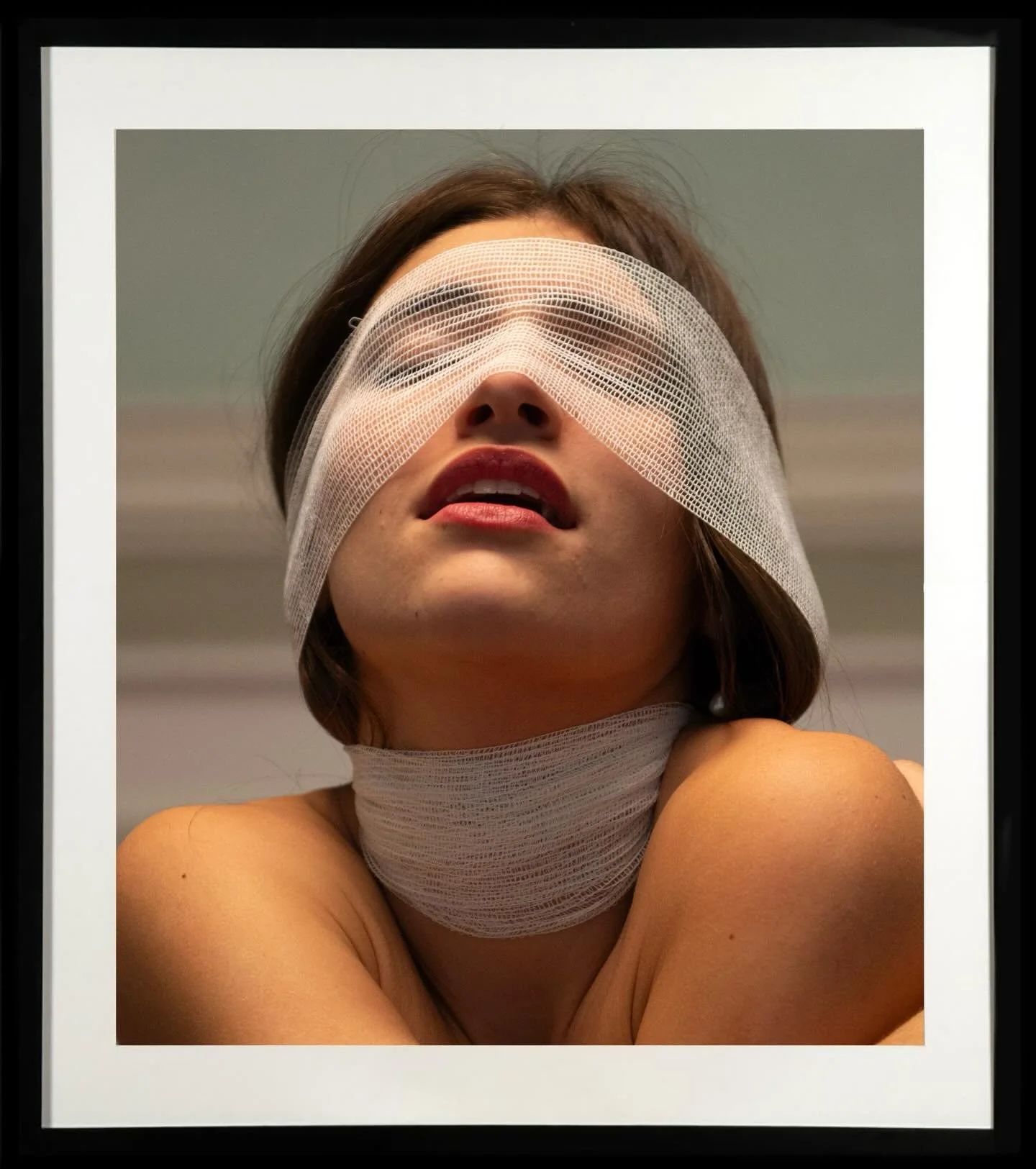 Retratos improv&aacute;veis, 25
💃🏻 @luna_ines__ 
📸 @lcbphotos 

 
***

Papel Radiant White 270 g (mate / algod&atilde;o) [100X114 cm].
colagem em PVC de 5mm
Moldura madeira preta, perfil 2x6 cm, vidro acr&iacute;lico, em caixa [Total: 110X124 cm]