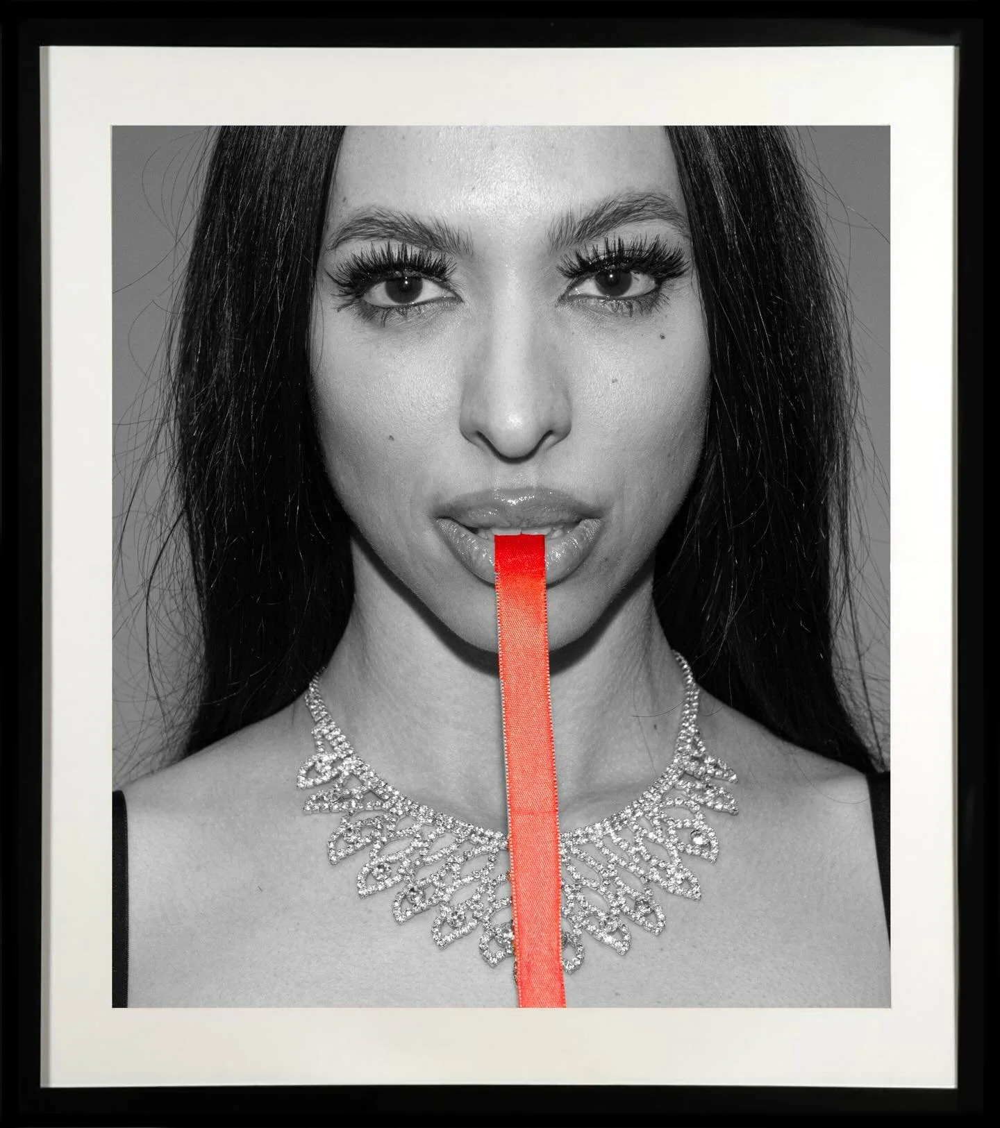 Retratos Improv&aacute;veis 
💃🏻 @yasminwoler 
📸 @lcbphotos 
 
***

Papel Radiant White 270 g (mate / algod&atilde;o) [100X114 cm].
colagem em PVC de 5mm
Moldura madeira preta, perfil 2x6 cm, vidro acr&iacute;lico, em caixa [Total: 110X124 cm]