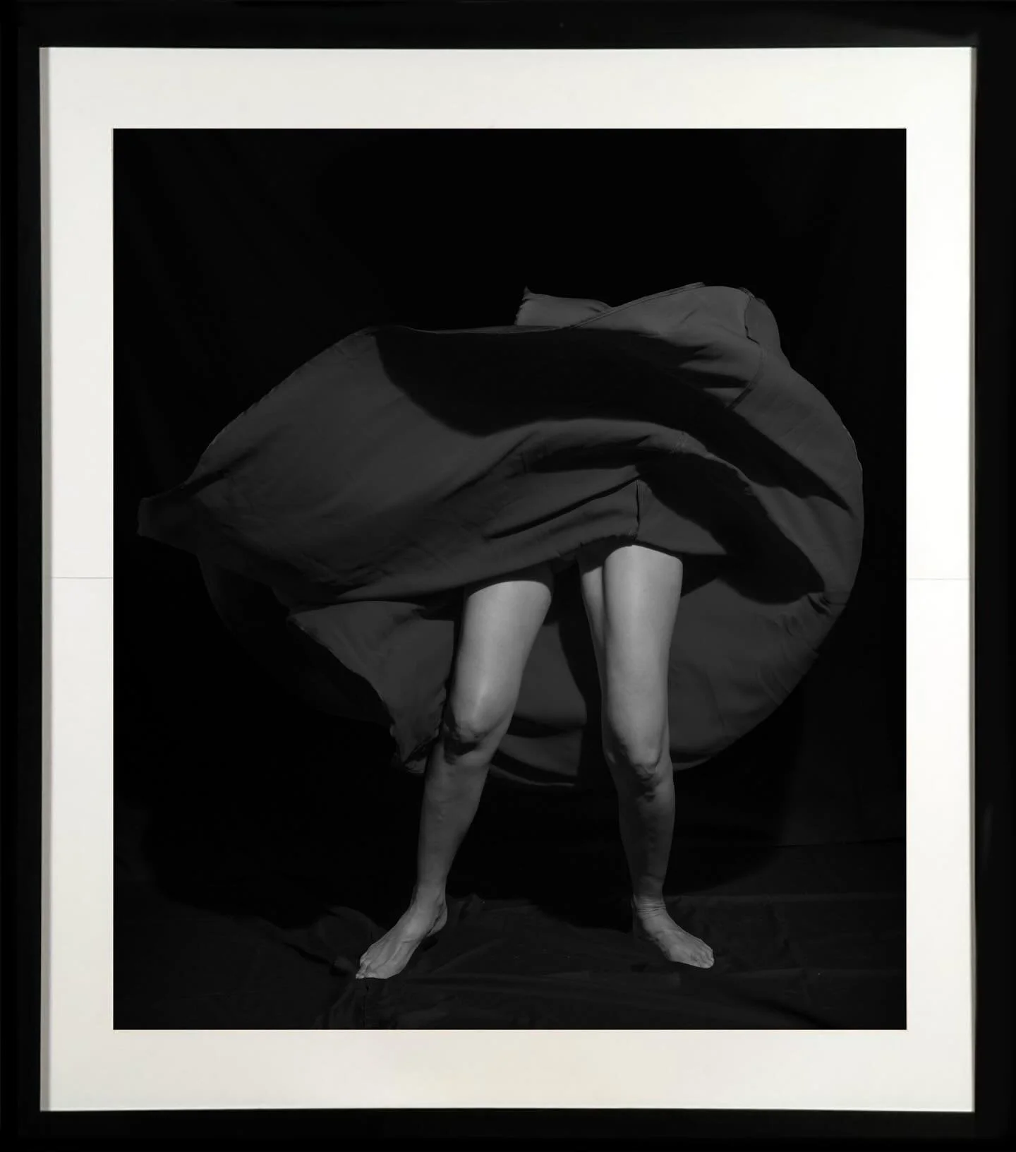 Papel Radiant White 270 g (mate / algod&atilde;o) [100X114 cm].

colagem em PVC de 5mm

Moldura madeira preta, perfil 2x6 cm, vidro acr&iacute;lico, em caixa [Total: 110X124 cm]