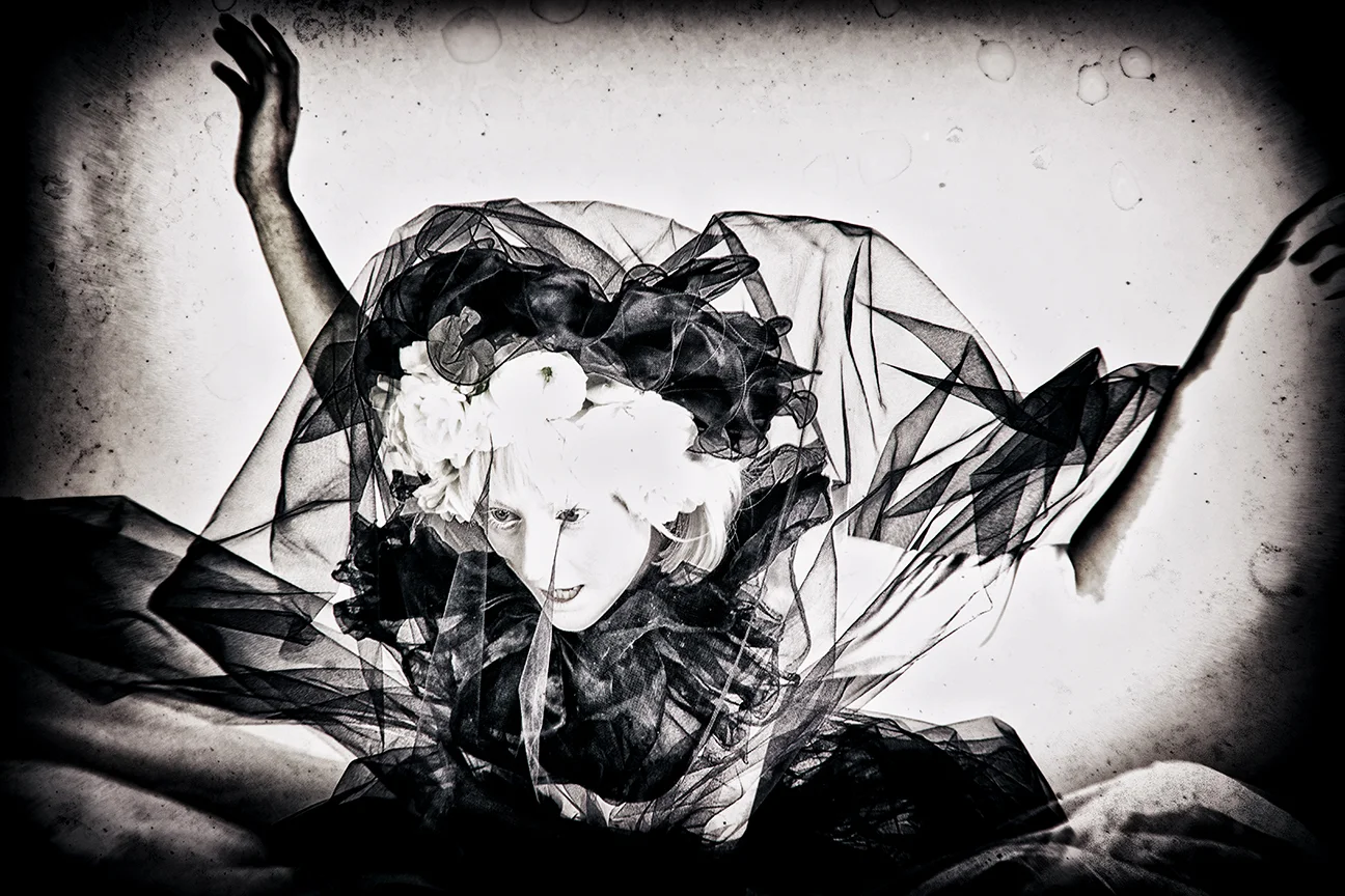Laura_blk and White gauze_closeup_original__play_blur_final_6359.jpg