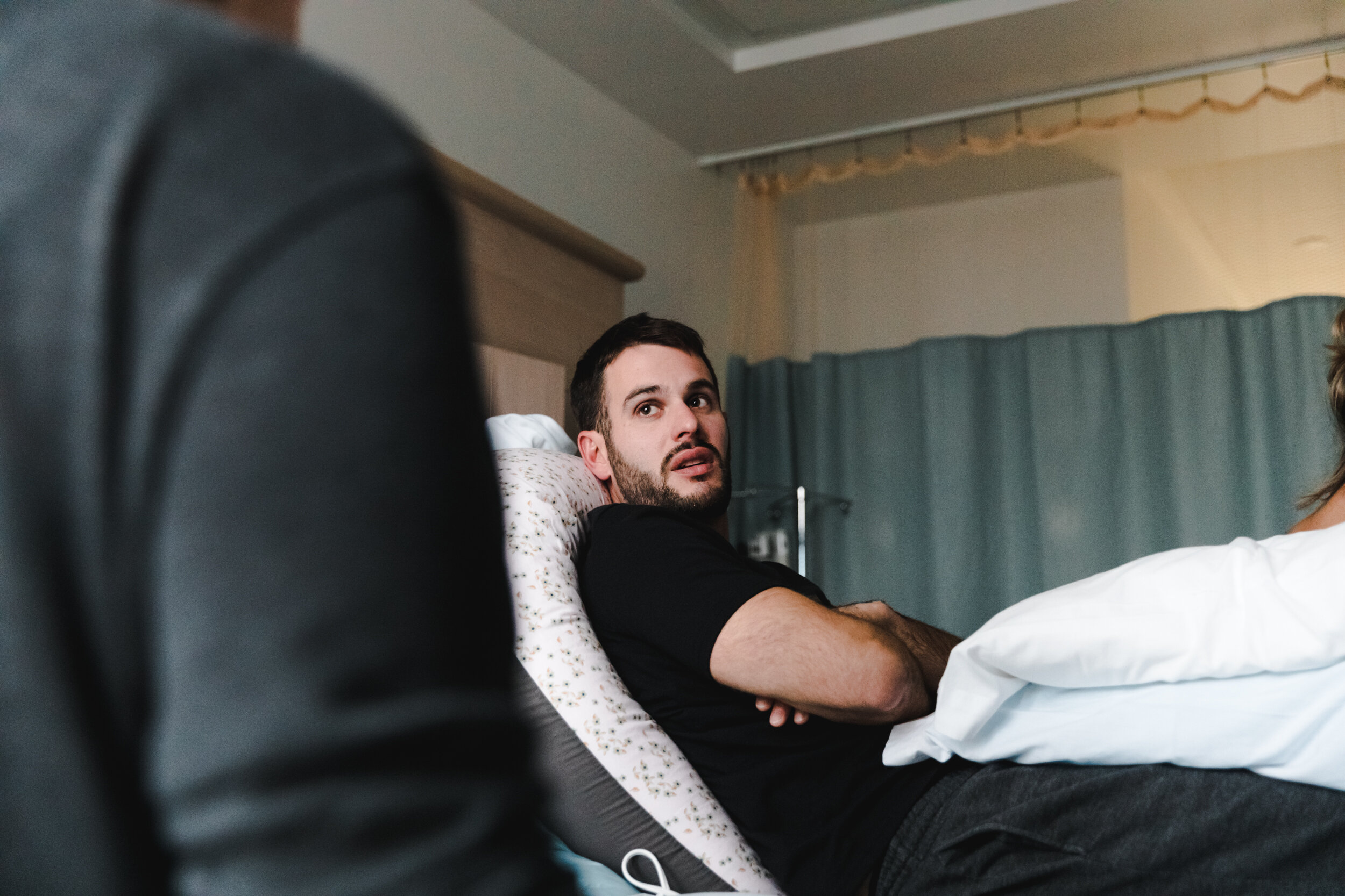 Photo d'homme barbu dans un lit d'hôpital