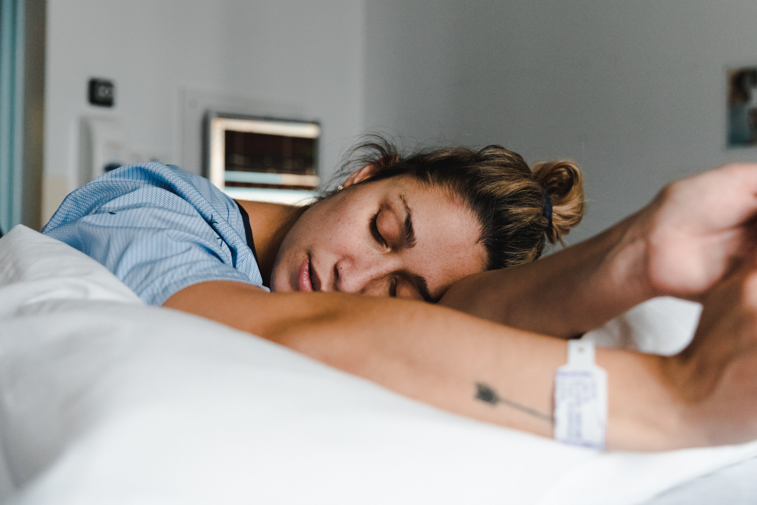 Photo de femme allongée dans un lit d'hôpital