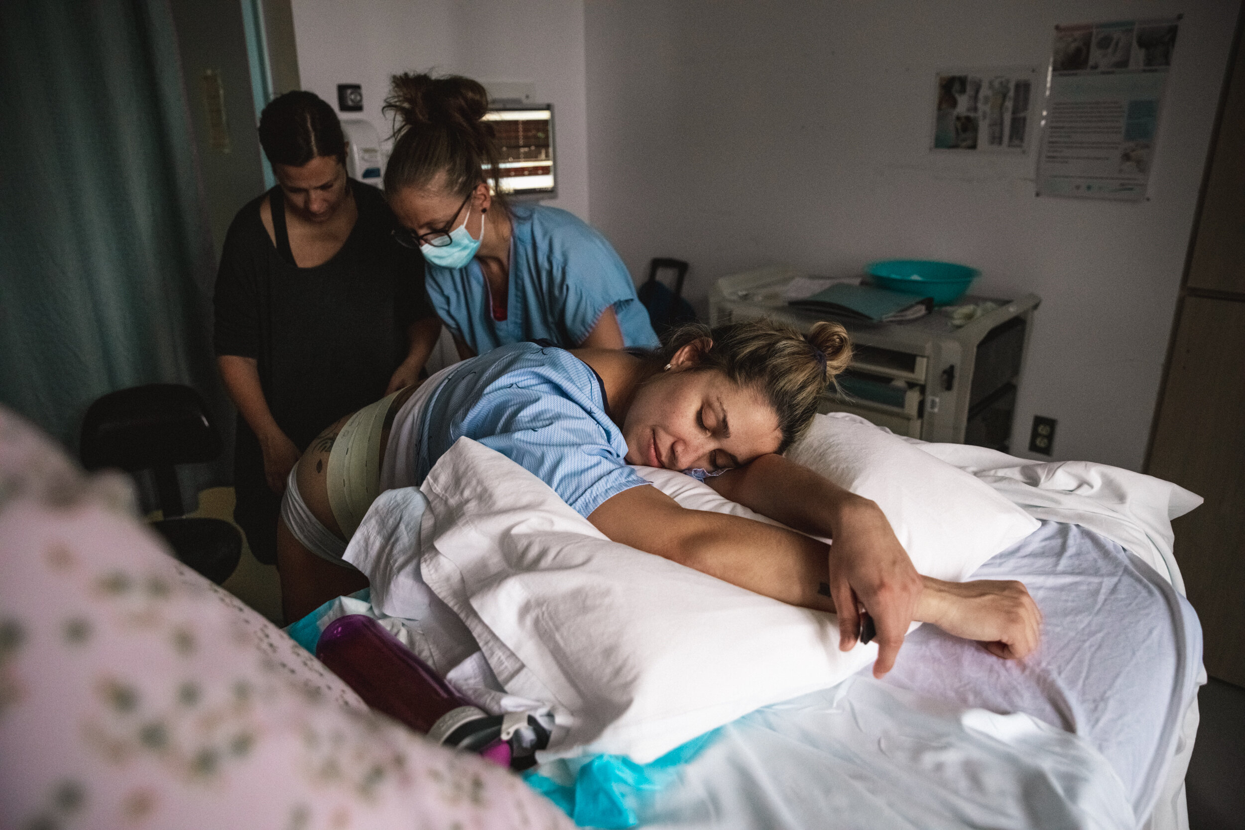 Photo d'infirmière et femme dans une chambre d'hôpital