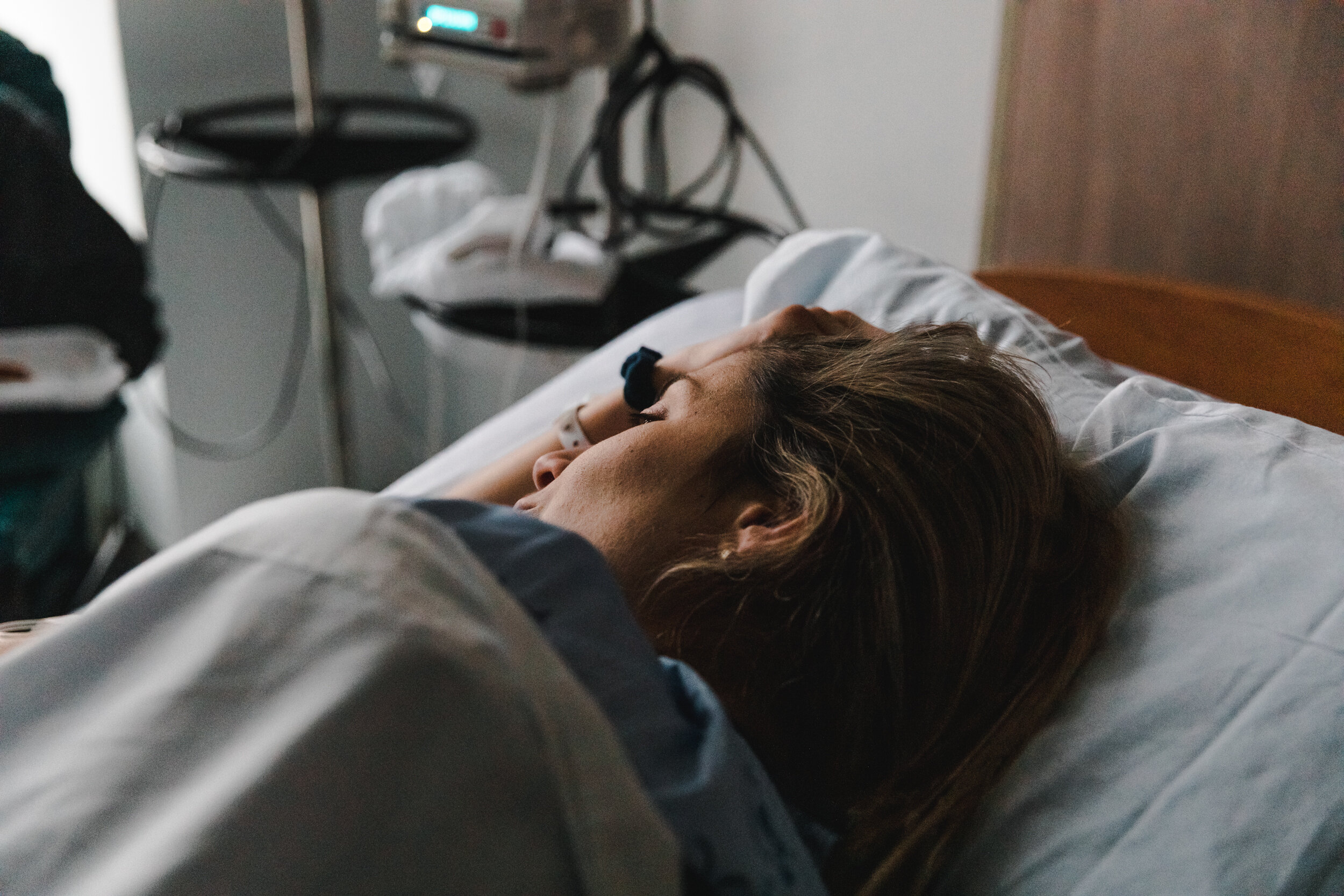 Photo de femme enceinte aux cheveux long dans un lit d'hôpital