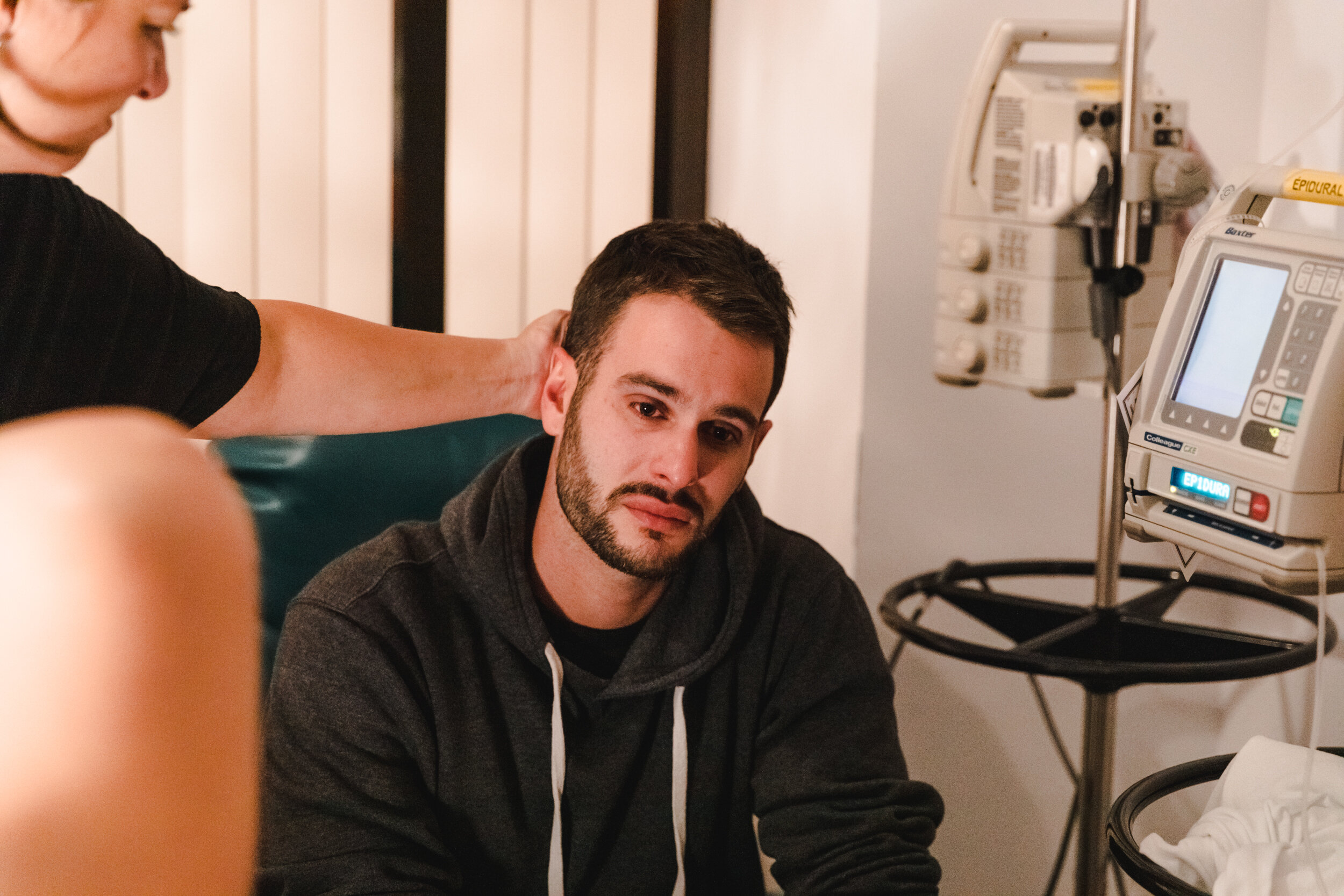 Photo d'homme avec barbe dans une chambre d'hôpital