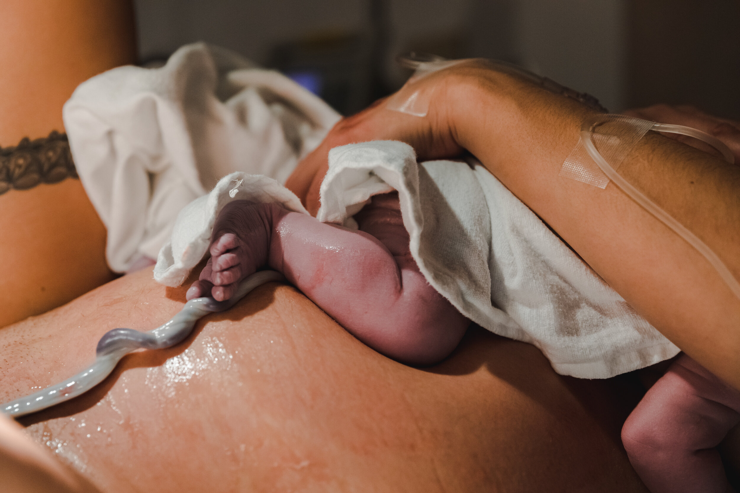 Photo de nouveau-né dans une serviette avec cordon ombilical