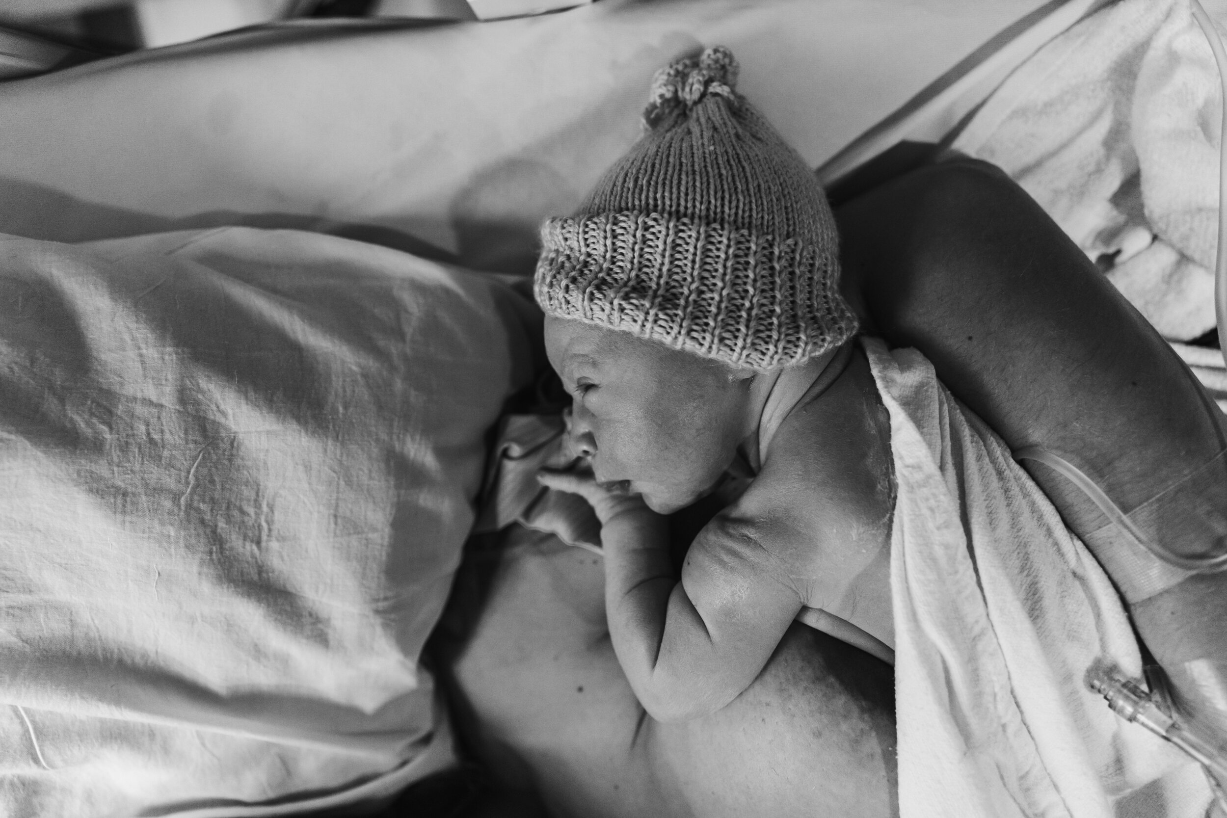 Photo noir et blanc de nouveau-né avec tuque