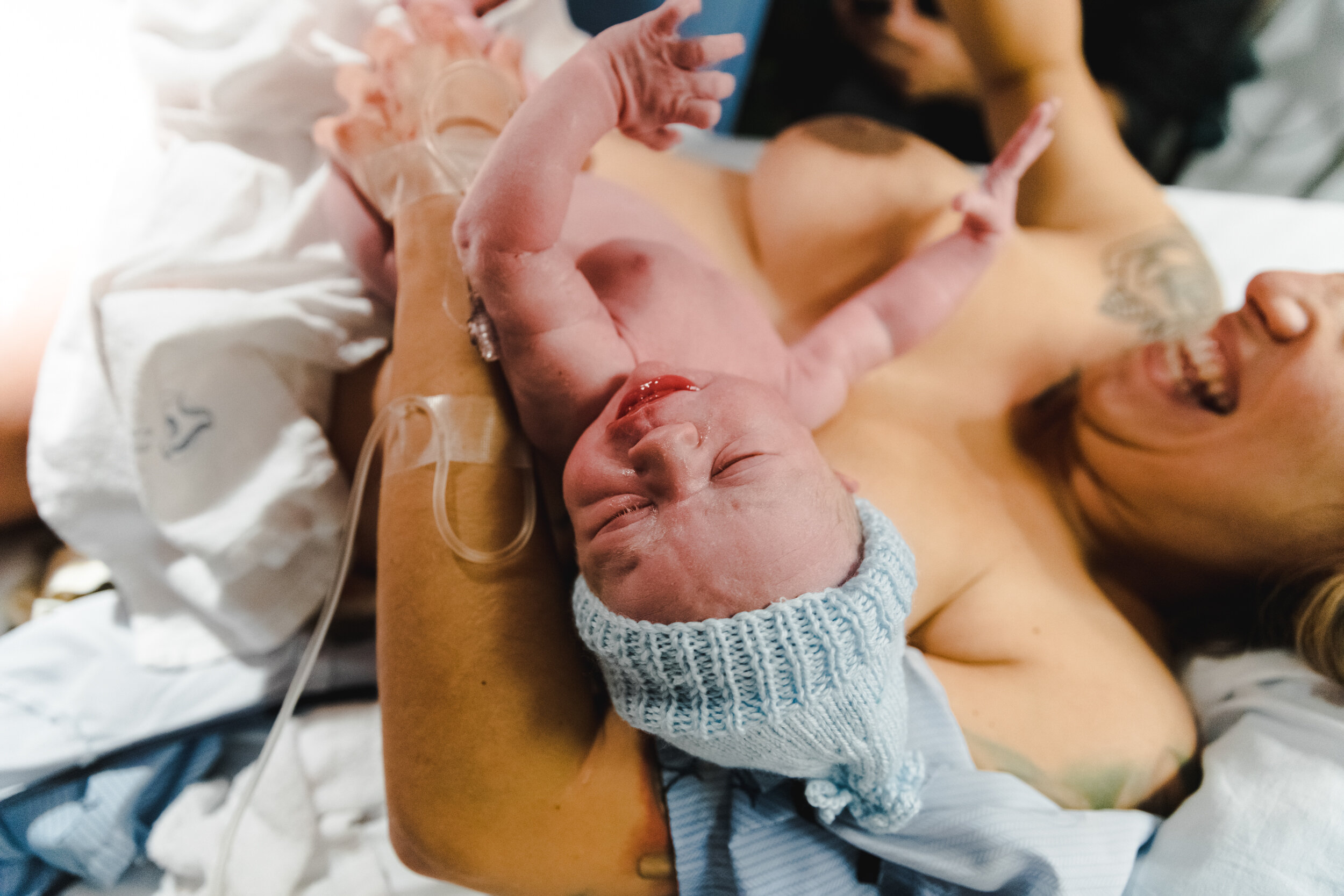 Photo de nouveau-né sur ventre de maman dans lit d'hôpital