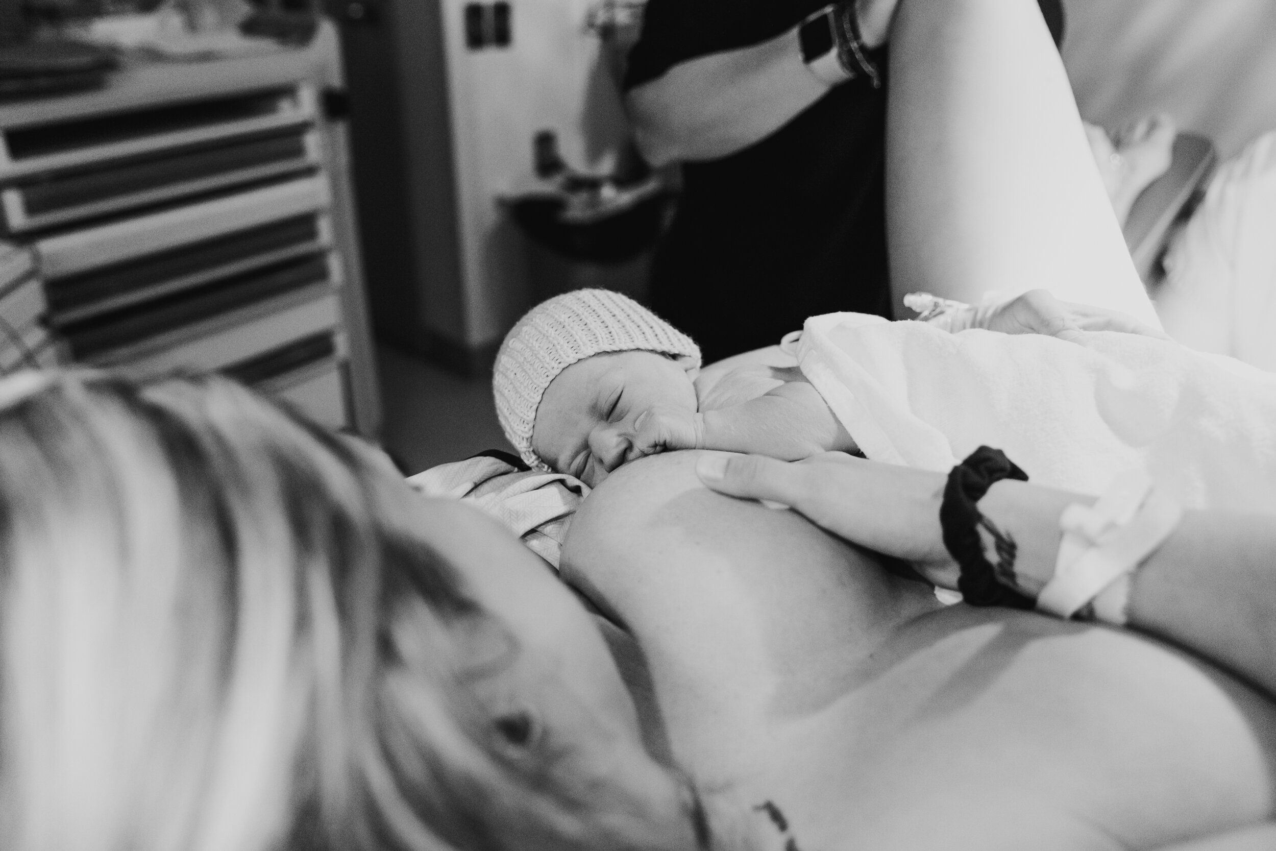 Photo noir et blanc d'allaitement de bébé dans chambre d'hôpital
