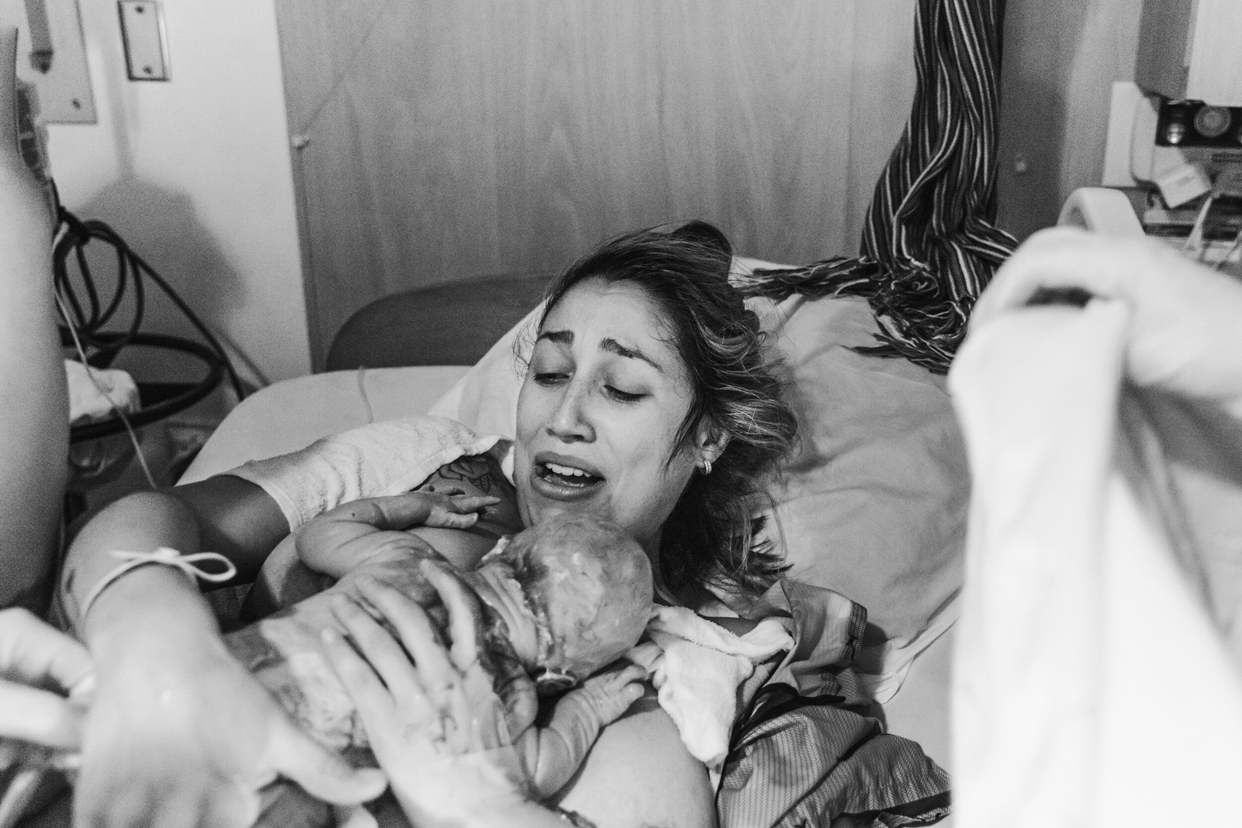 Photo de nouveau-né avec maman dans un lit d'hôpital