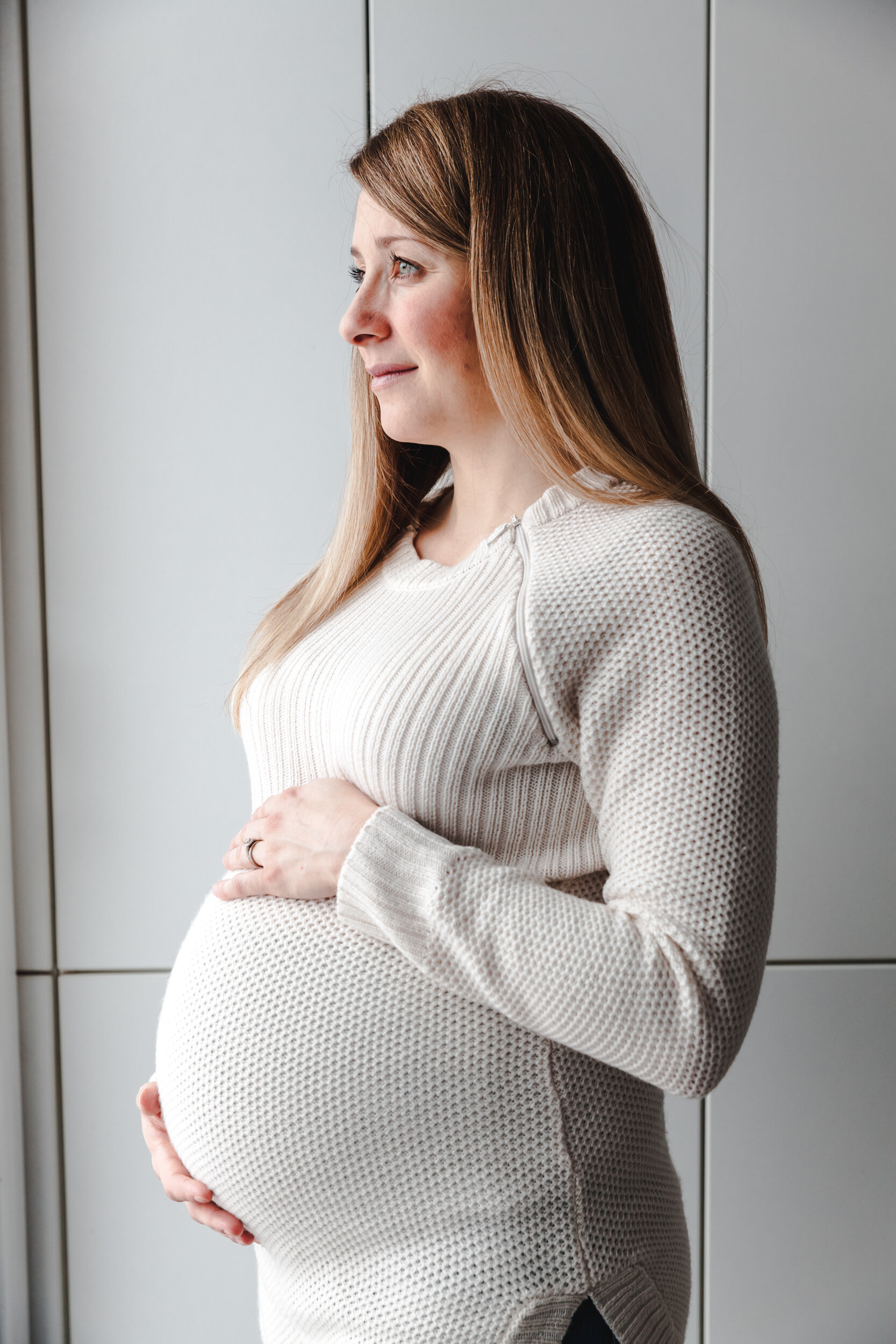 Isabelle-Fexa-photographe-maternité-lifestyle-domicile-lumière-naturelle-femme-enceinte-portrait-2