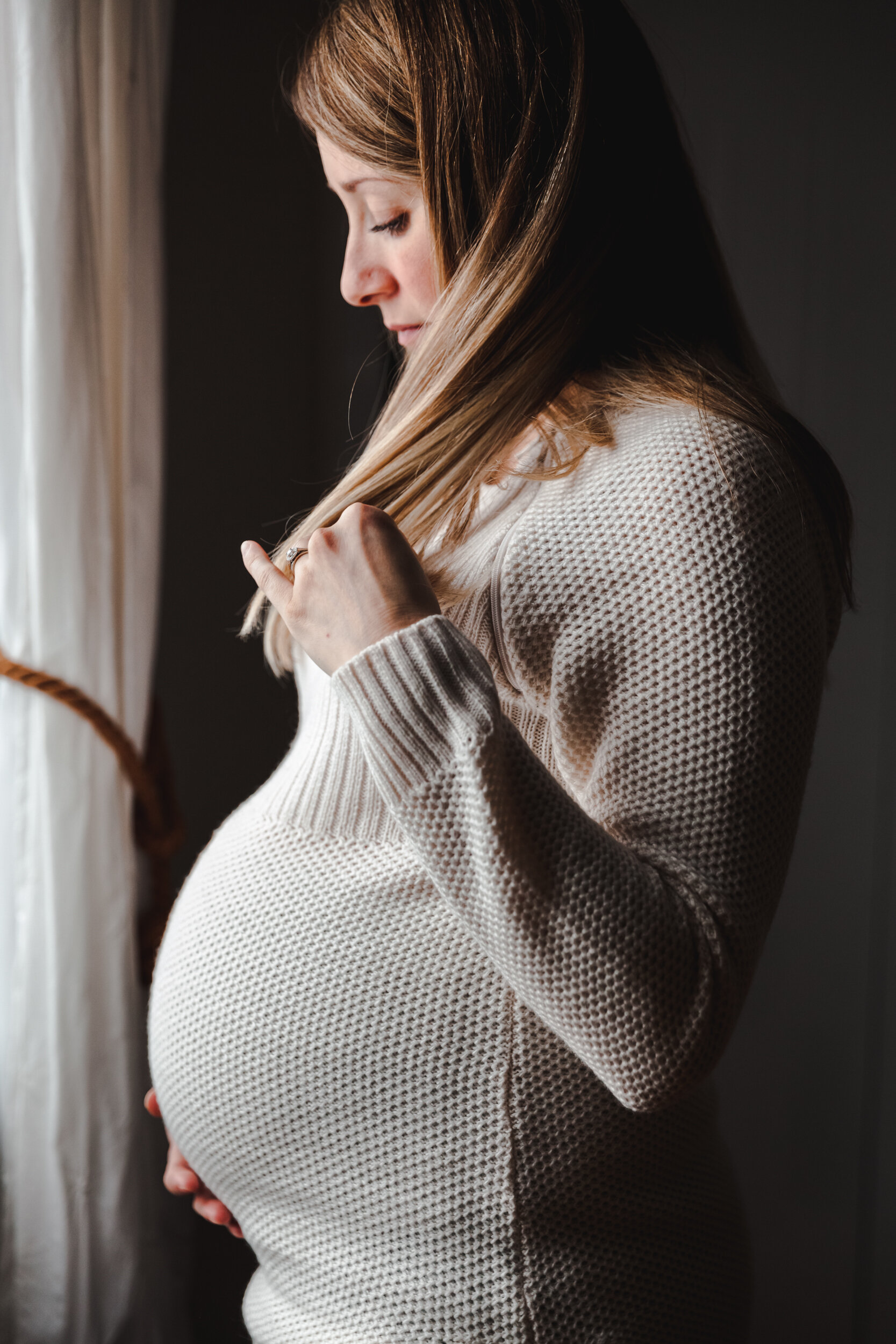Isabelle-Fexa-photographe-maternité-lifestyle-domicile-lumière-naturelle-femme-enceinte-fenêtre