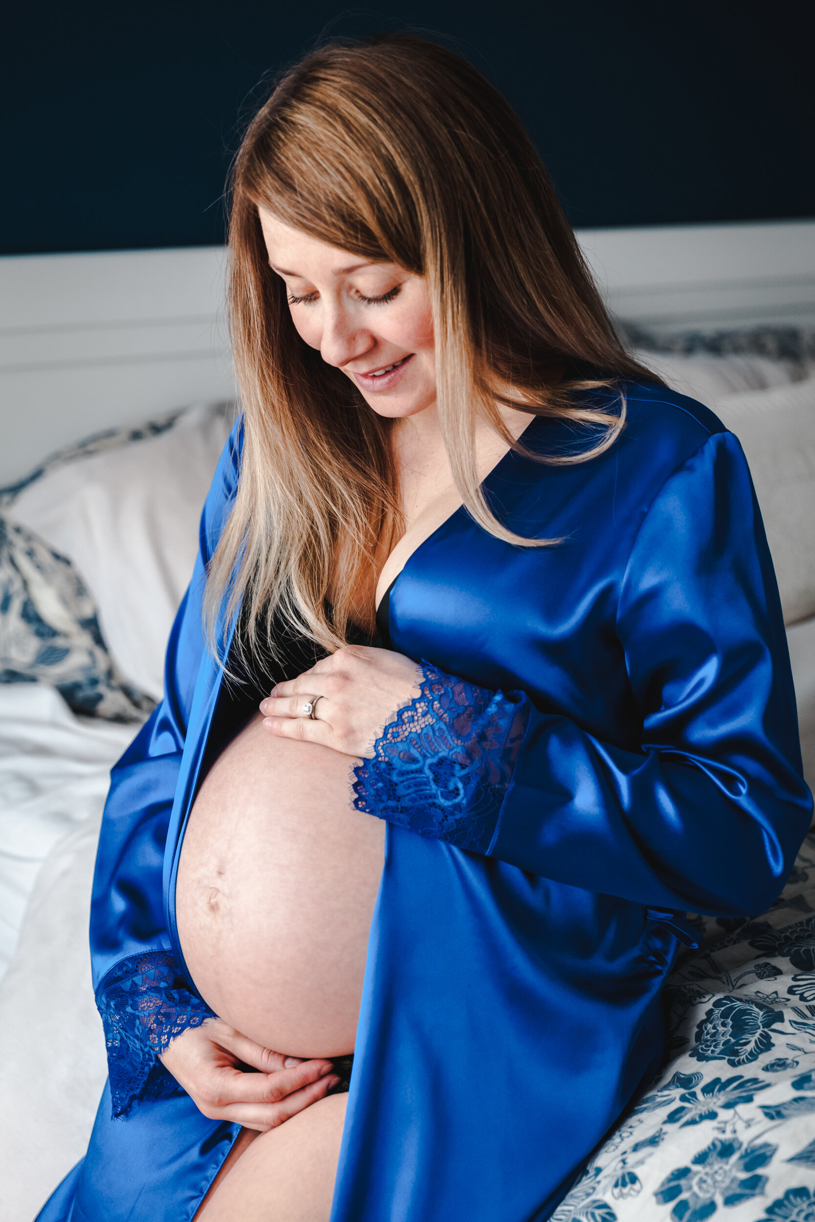 Isabelle-Fexa-photographe-maternité-lifestyle-domicile-lumière-naturelle-femme-enceinte-portrait-boudoir-lingerie