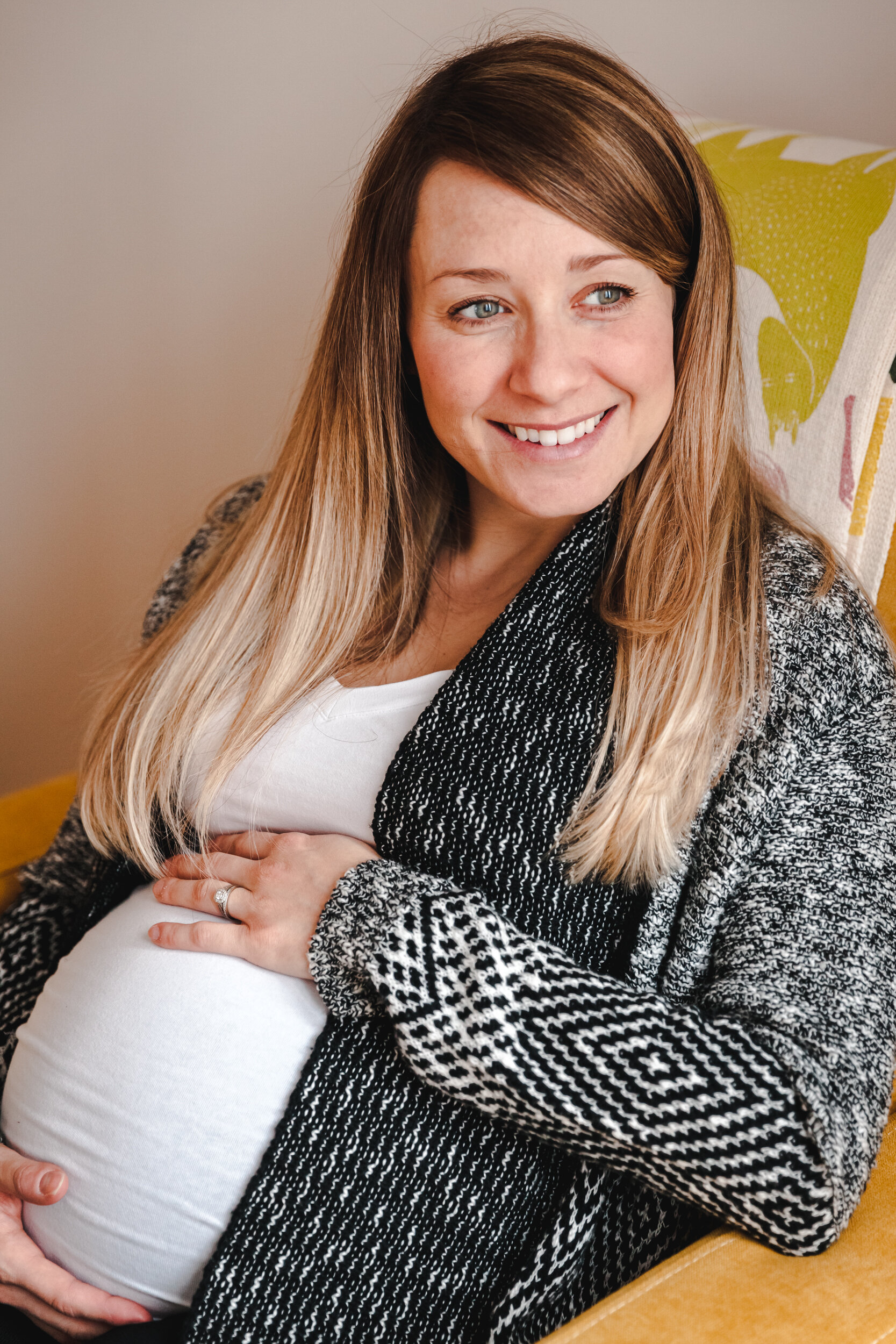 Isabelle-Fexa-photographe-maternité-lifestyle-domicile-lumière-naturelle-femme-enceinte-portrait