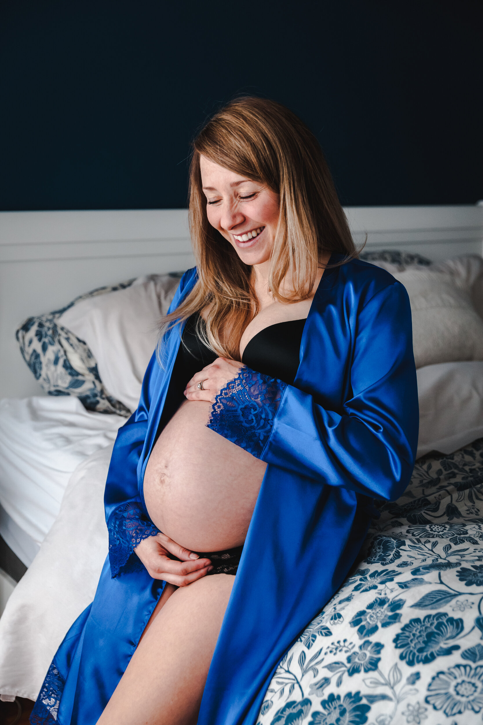 Isabelle-Fexa-photographe-maternité-lifestyle-domicile-lumière-naturelle-femme-enceinte-portrait-boudoir-lingerie-2
