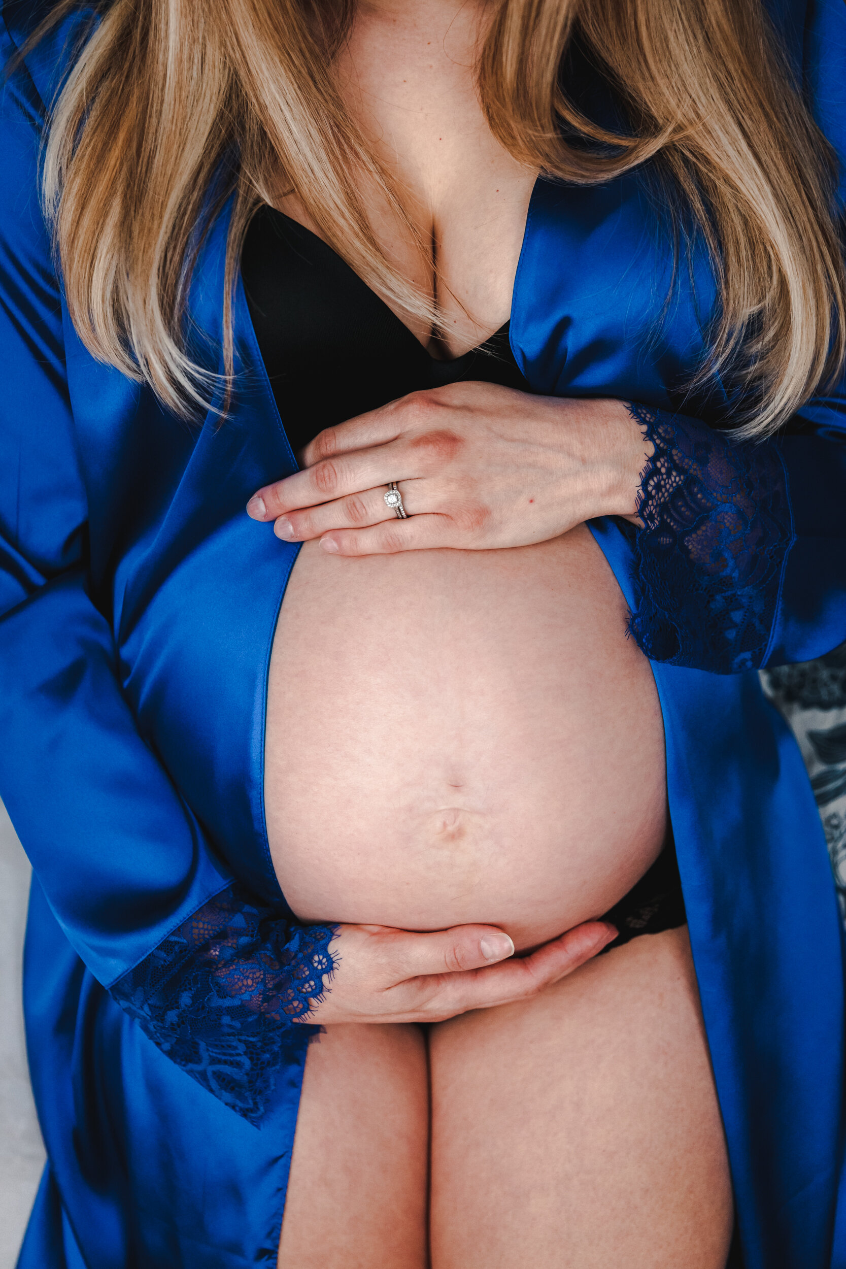 Isabelle-Fexa-photographe-maternité-lifestyle-domicile-lumière-naturelle-femme-enceinte-portrait-boudoir-lingerie-gros-plan-bédaine