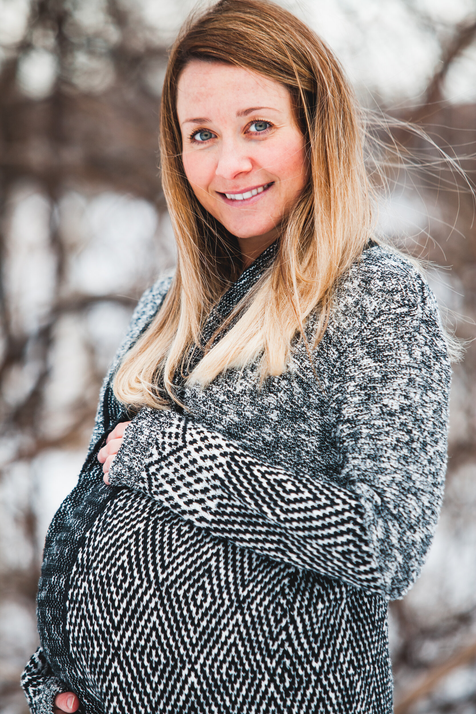 Isabelle-Fexa-photographe-maternité-lifestyle-extérieur-hiver-neige-parc-lumière-naturelle-femme-enceinte