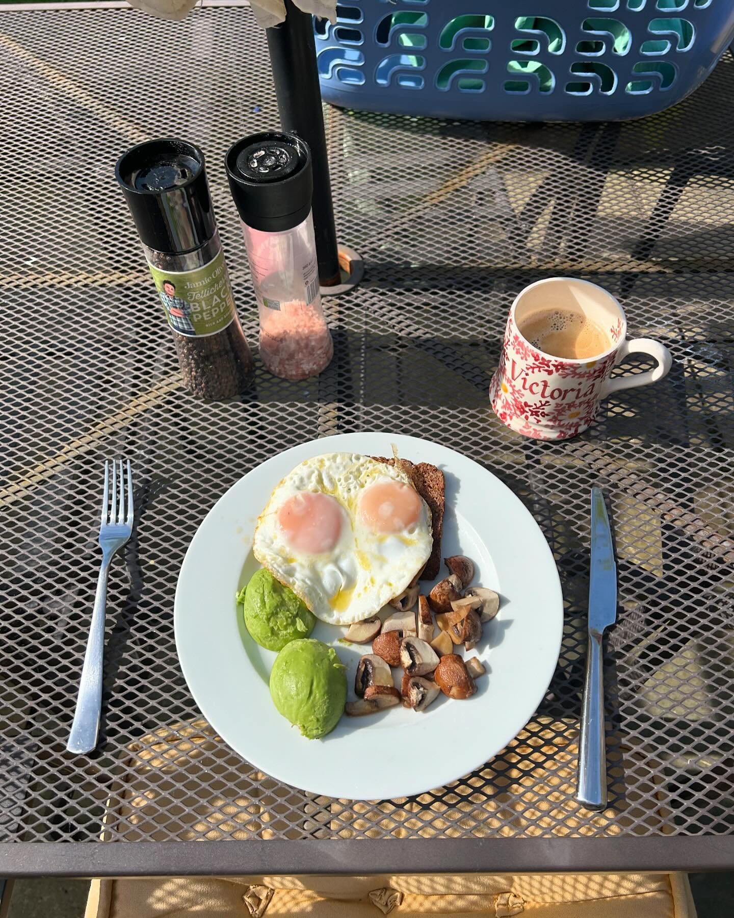 Breakfast in the sunshine post school walk drop off and pre dog walk. 

I&rsquo;ve been walking a lot this week and have been more active. Listening to my body wisdom re what it needs🙌🏻🙏🏻🫁❤️

I&rsquo;m loving the sunshine too!!!

Happy Thursday.