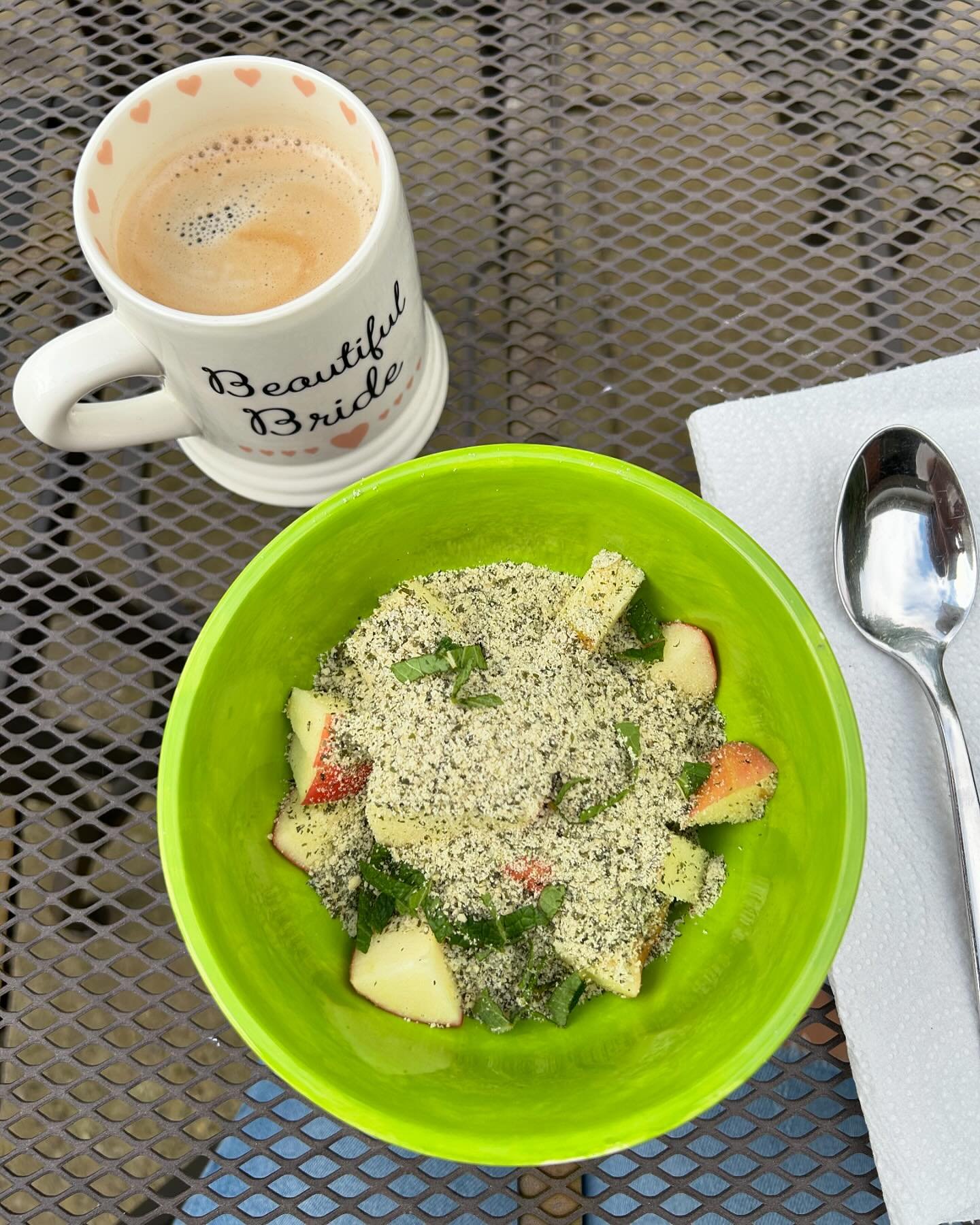 HAPPY NEW WEEK:

Wishing you all a happy new week ahead and Happy Monday. 

This is my breakfast this morning; inspired by Lara @losingitat50_hbd 

🔸35g seeds; blitzed in grinder
🔸chopped pink lady🍎
🔸chopped fresh mint

Lovely! 

I also feel insp