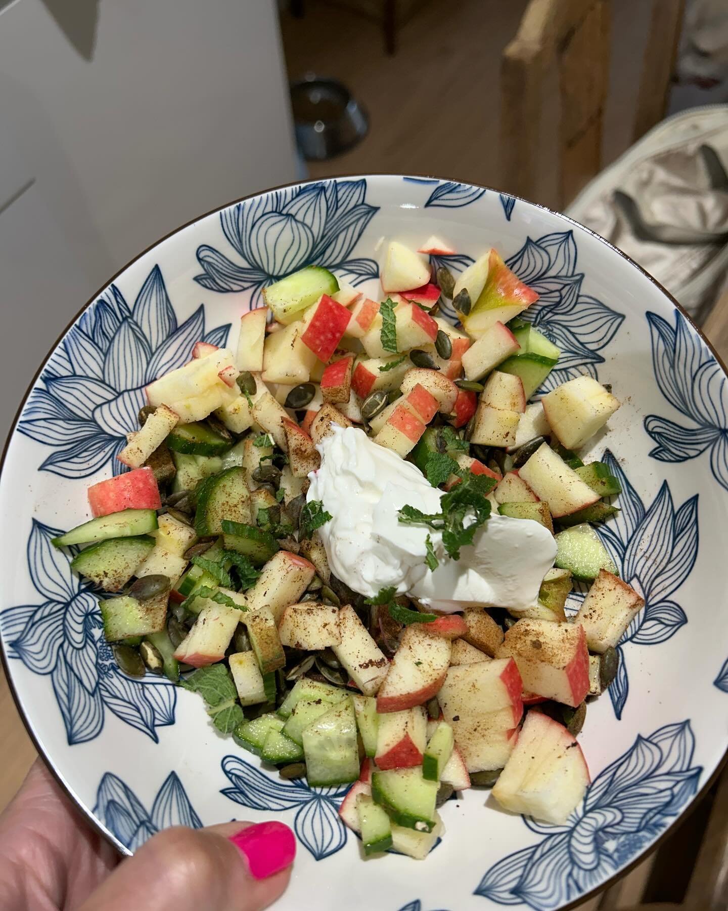 BREAKFAST:

Inspired by @losingitat50_hbd this morning. 

🔸35g of seeds (added a smidge of EVOO and cinnamon and air-fried for 3 mins)
🔸Chopped pink lady🍎
🔸Chopped cucumber and some fresh mint
🔸Dollop of Greek Yoghurt (full fat)

#phase4 #hbd #t