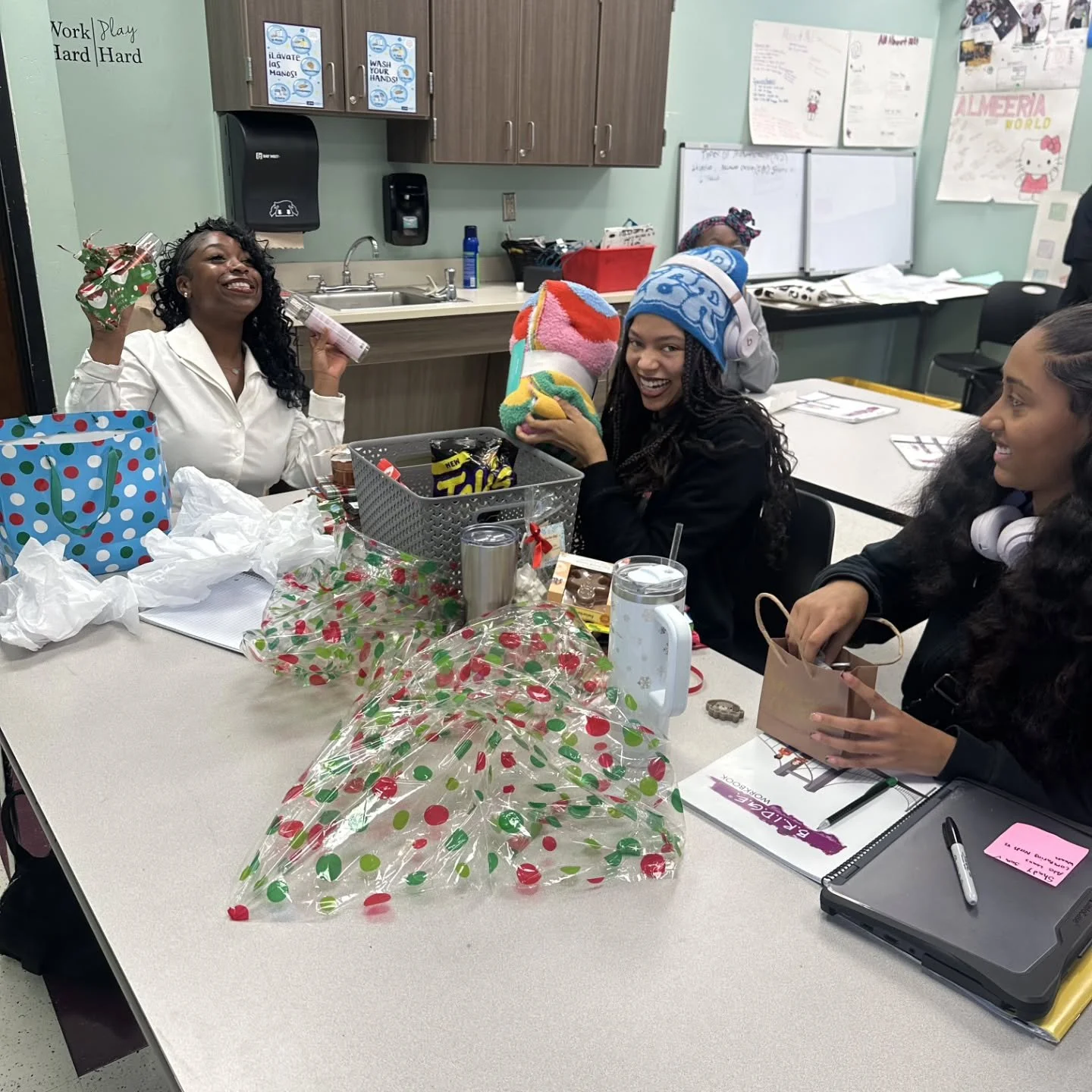 This holiday season, From Fatherless to Fearless partnered with @fifththirdbank for a meaningful holiday giveaway at Oyler School.✨️

We asked high school students what was on their wish list&mdash;and together, we made those wishes come true. Moment