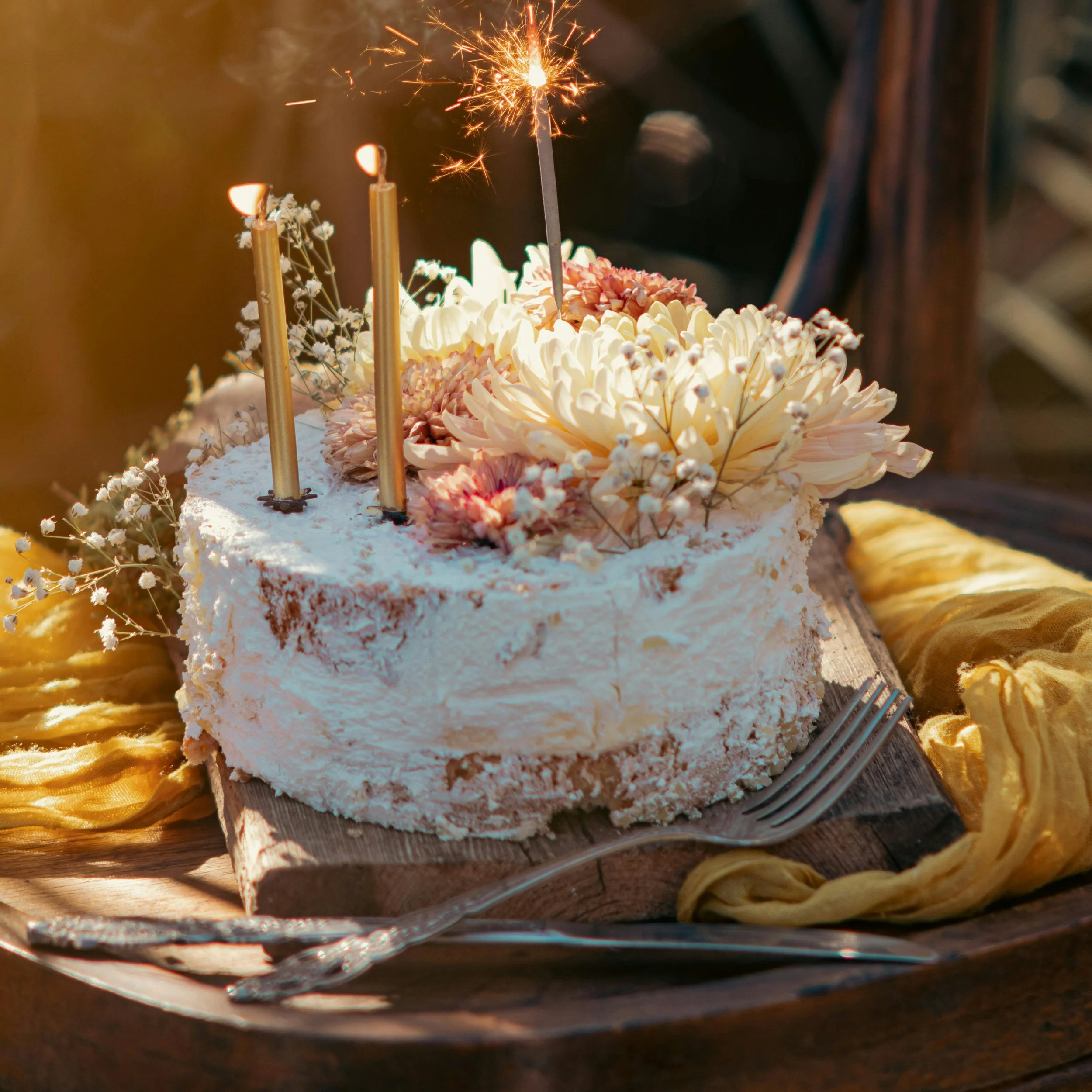 Happy Birthday soy candle with Tahitian vanilla, sugar, and buttercream scent, perfect for birthdays, gifts, and festive occasions.