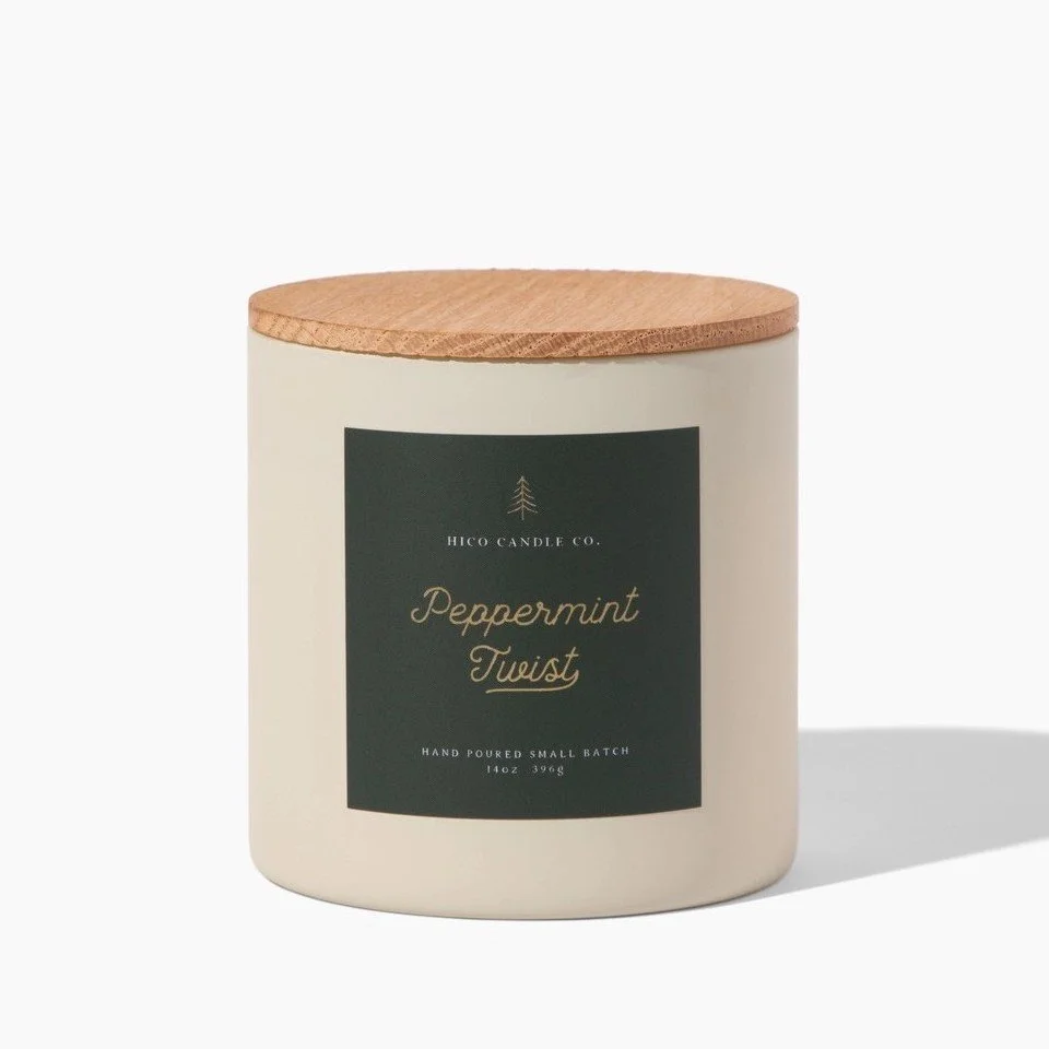 Peppermint vanilla Christmas candle with fresh balsam notes, blending crisp mint, creamy sweetness and evergreen fragrance for a cozy holiday atmosphere.