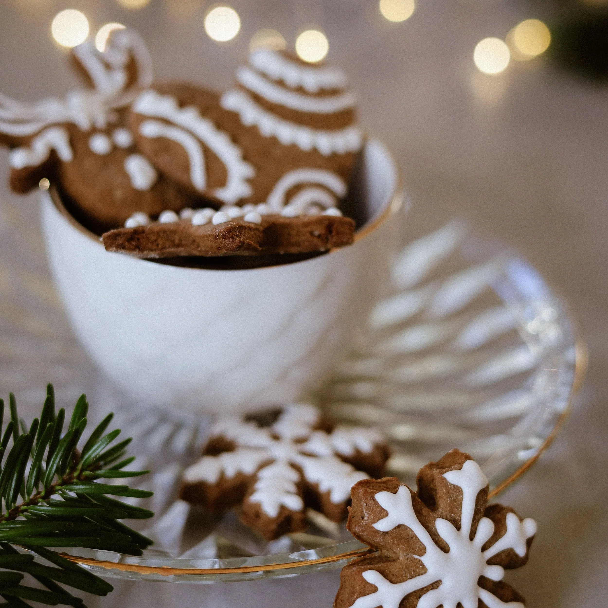 14 oz gingerbread soy candle with a festive bakery-inspired scent, ideal for Christmas gifts, holiday décor and candle lovers.