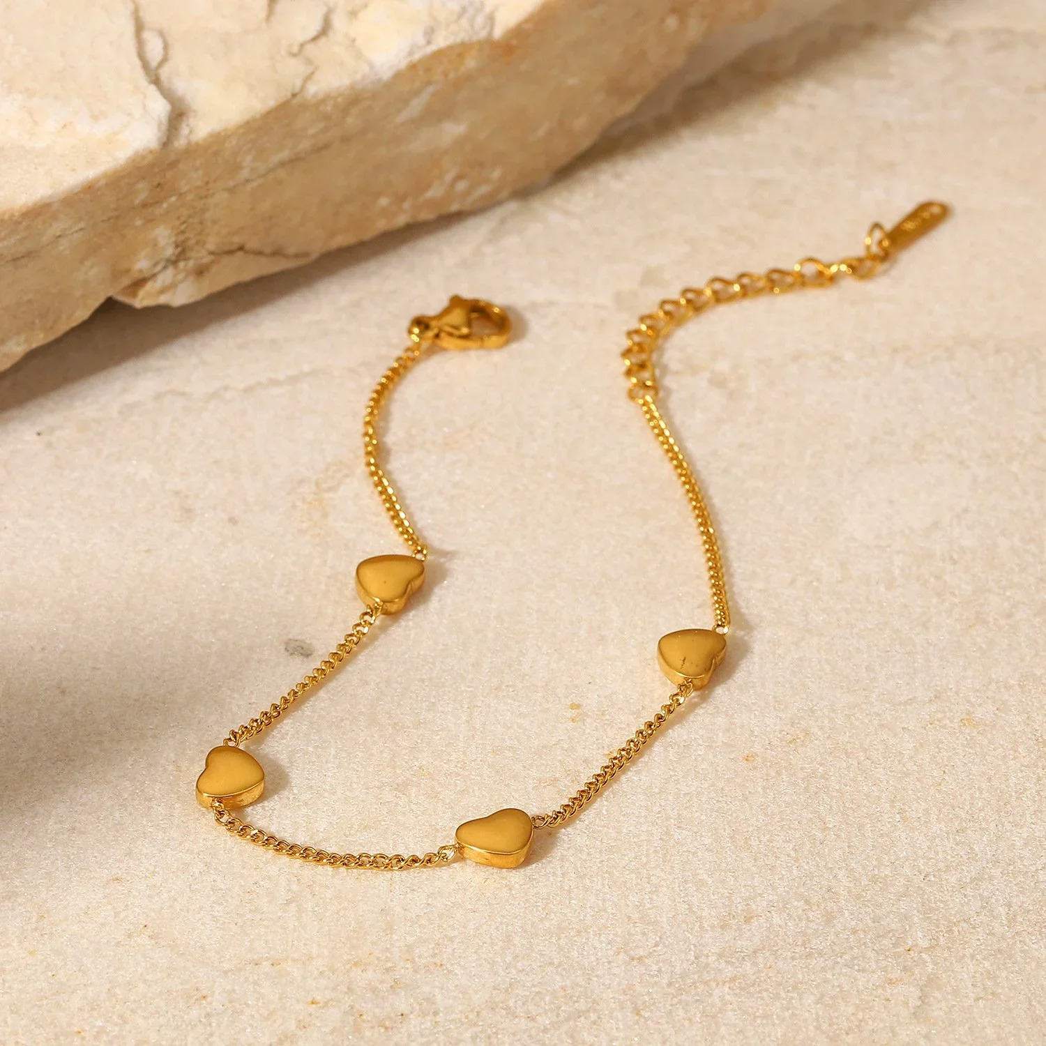 Gold Floating Heart Bracelet for women, a meaningful heart jewelry gift perfect for birthdays, anniversaries, Valentine’s Day, and special occasions.