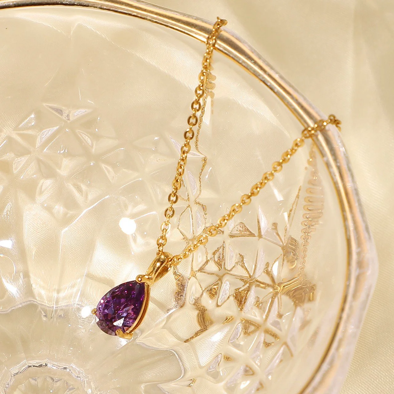 A sparkly purple gemstone gold necklace for all occasions.