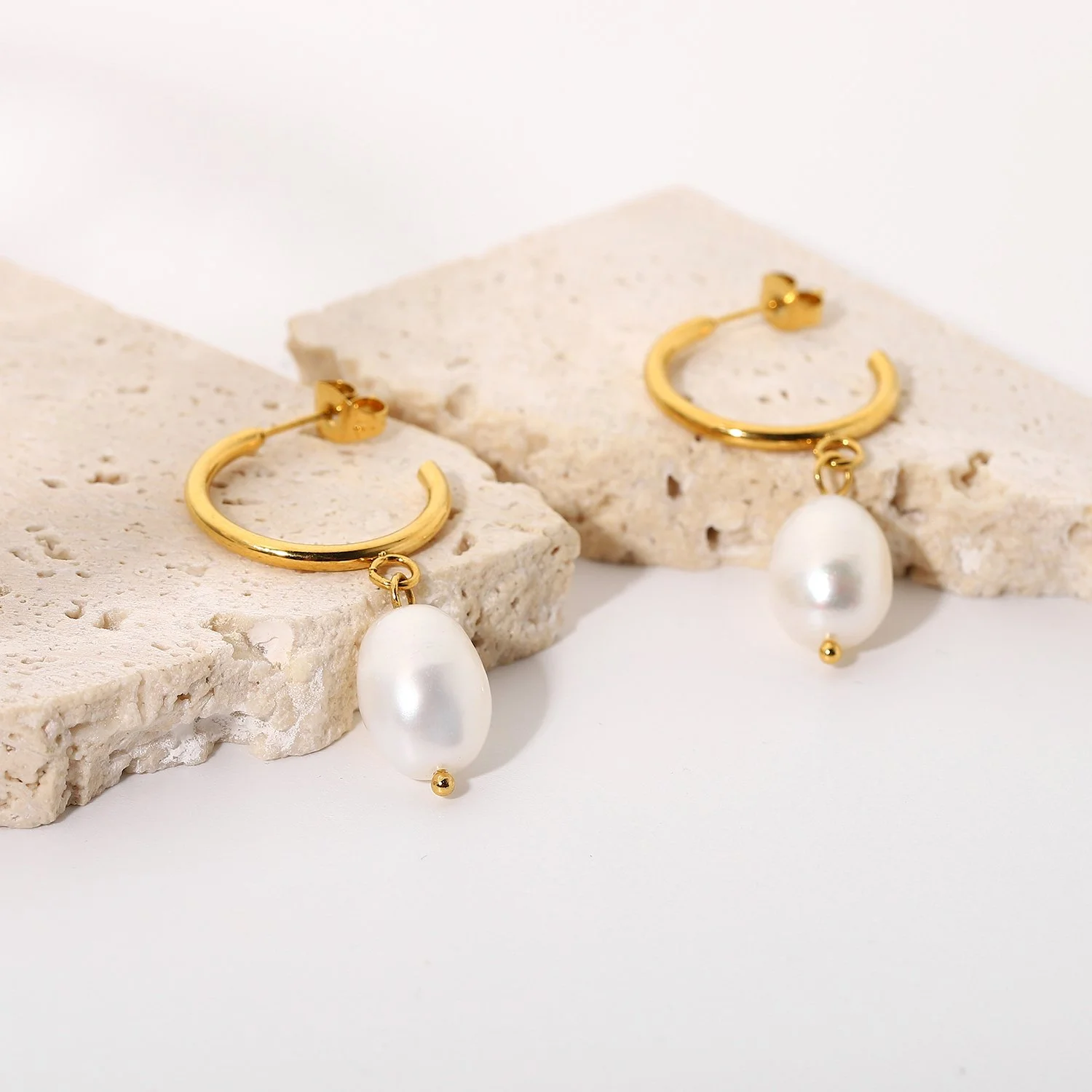 Freshwater pearl earrings for woman.