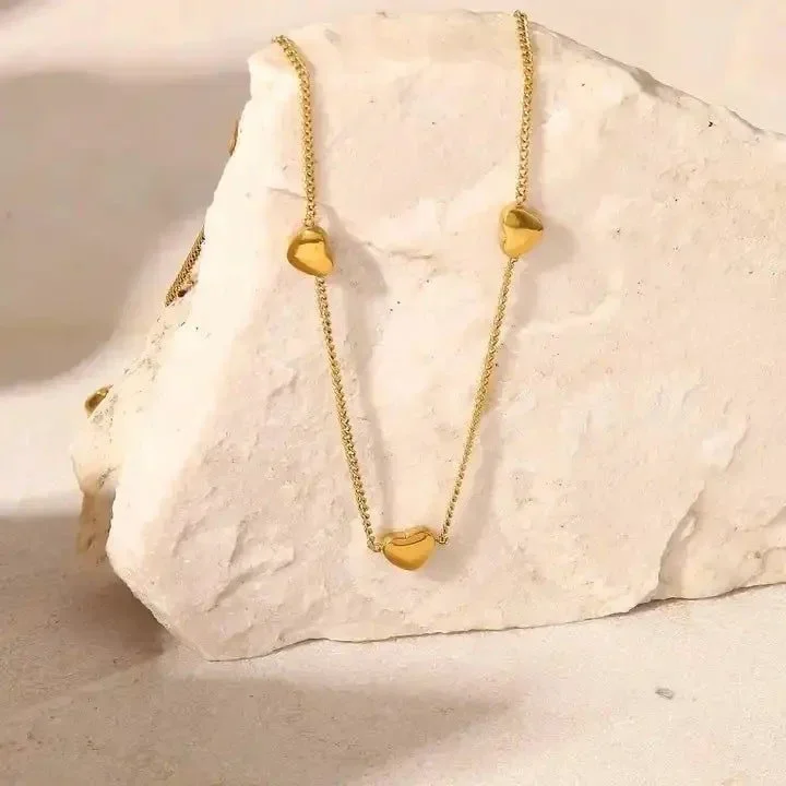 Gold Floating Heart Necklace for women, a meaningful heart pendant jewelry gift perfect for birthdays, anniversaries, Valentine’s Day, and special occasions.