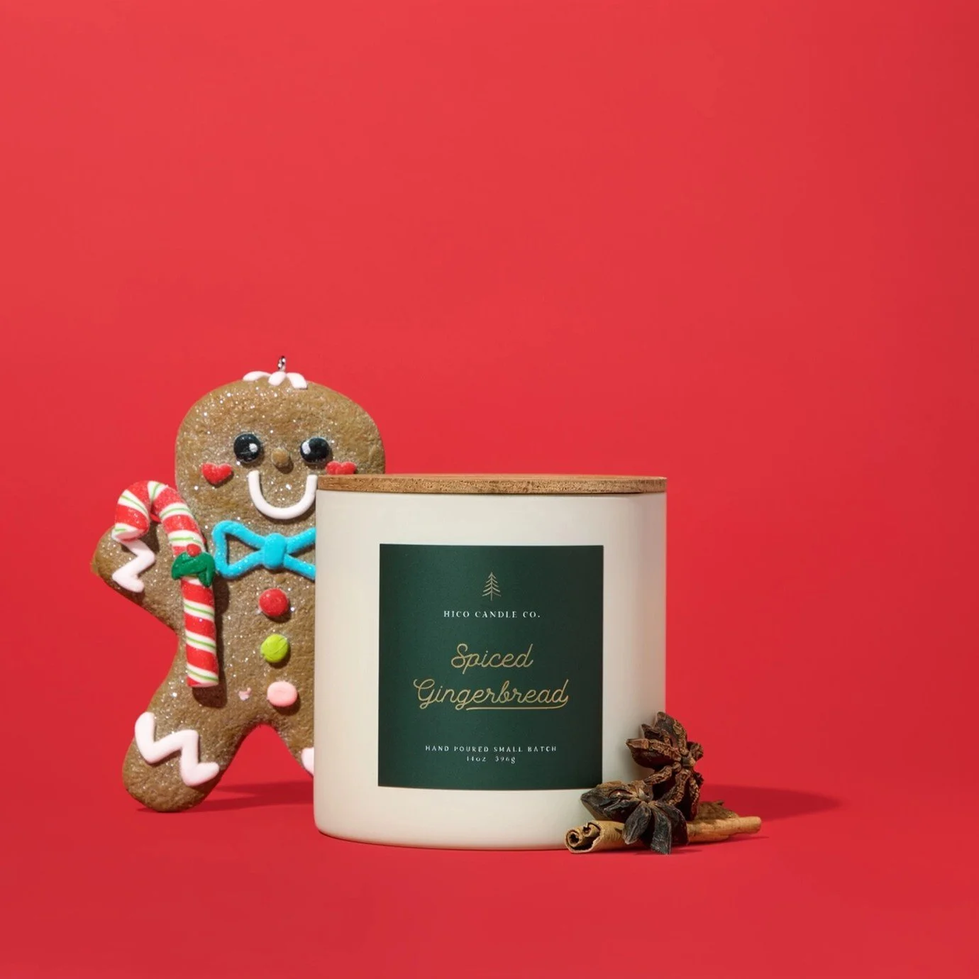 Christmas gingerbread candle with a cozy, sweet fragrance, perfect for festive gatherings, winter home fragrance and thoughtful holiday gifting.