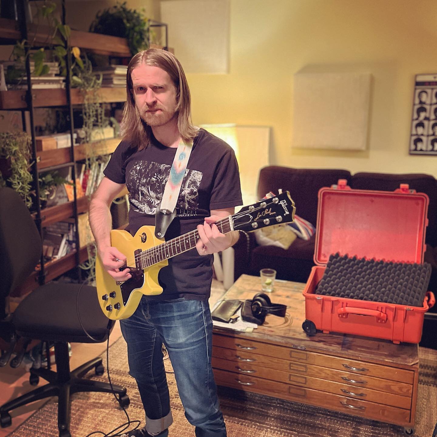 Jon recently stopped by to add some much-needed messy guitar to a couple new tracks, #tvyellow style🤘
.
.
.
.
.
.
#seattlemusic #newmusic #pnw #sea #homestudio #seattle #music #musiclove #rockandroll #seattlemusicscene #pnwmusic #localmusic #seattle