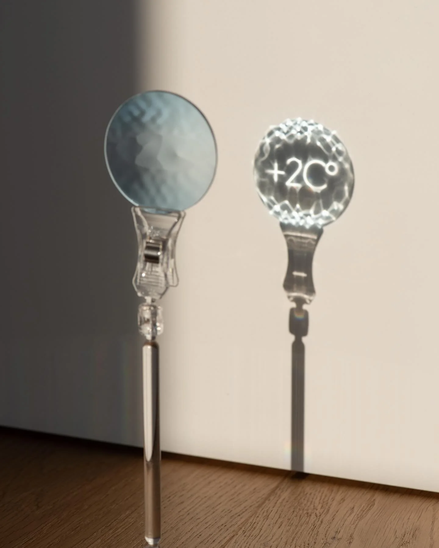 Melting ice effect: blending random caustics with controlled caustics.