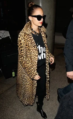 Nicole-Richie-leopardo-impressão-casaco-leopardo-casaco-tendência-celebridades-em-leopardo-impressão-casacos-leopardo-impressão-jaquetas-.jpg