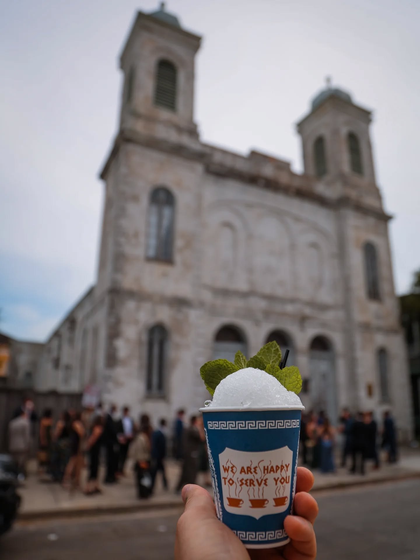 🗽These Anthora coffee cups brought the spirit of New York City into this ceremony in the Marigny🗽

Guests were greeted with Mint Juleps served in these iconic cups. Melding New Orleans to-go cups with the legendary NYC coffee cup.

We love finding 