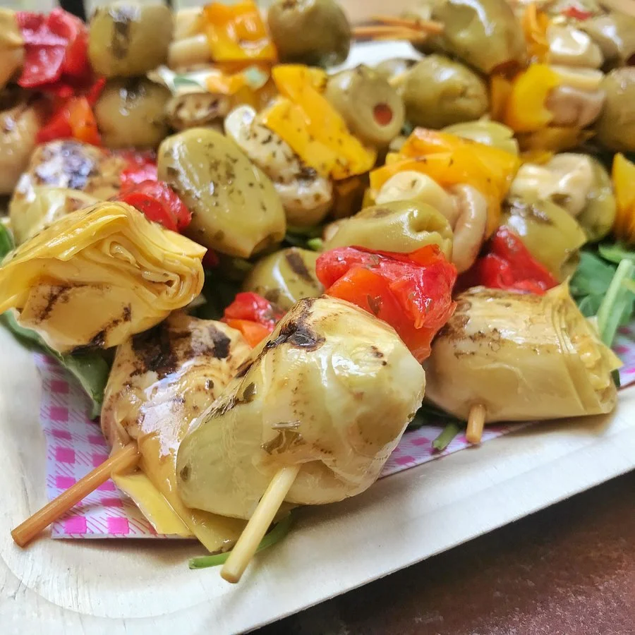 Plateau de 10 brochettes d'artichauts, de poivrons, de champignons, d'olives vertes grillés (brochettes de 15 cm de légumes)